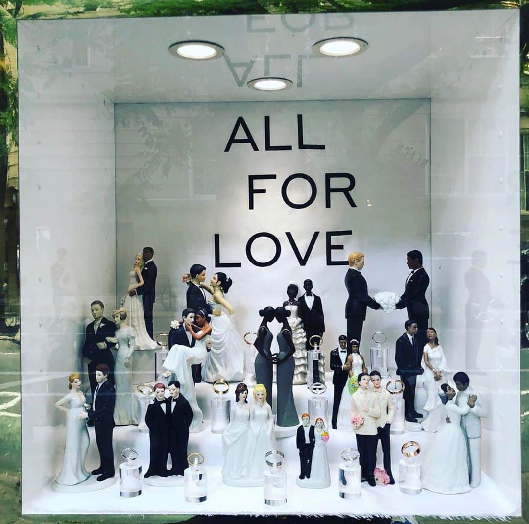 のインスタグラム：「Noho shop windows all dressed up for NYC #worldpride. By @annasheffield via @nycgo  #bondno9 #bondno9ny #newyork #newyorkcity #nyc #timessquare #nycpride #pride #lgbtq #worldpride #worldpride2019 #fragrance #perfume #love」