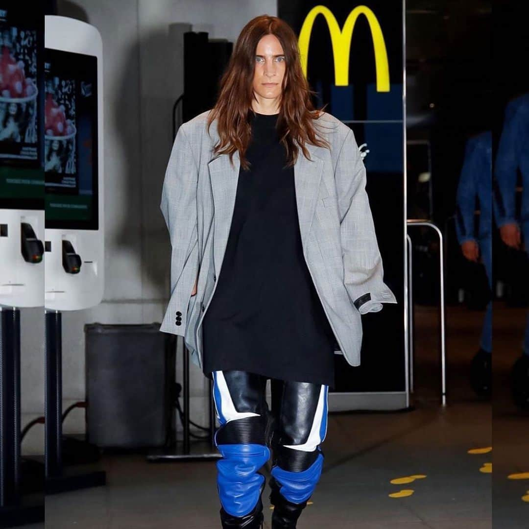 LOVE MAGAZINEさんのインスタグラム写真 - (LOVE MAGAZINEInstagram)「Yesterday, @vetements_official made Ronald McDonald proud by presenting its SS20 collection in the world’s most salivated-over fast-food chain; McDonalds. Chicken Legend has it you are never more than a short car ride away from a Big Mac and the franchise’s golden arches are  intelligible no matter what language you speak. We interviewed a local McDonald’s employee to get his thoughts on why the fast-food chain is this season’s most fabulous venue. Swipe up in our stories to read the full interview and review by @skipdin  RG @vetements_official」6月22日 3時02分 - thelovemagazine