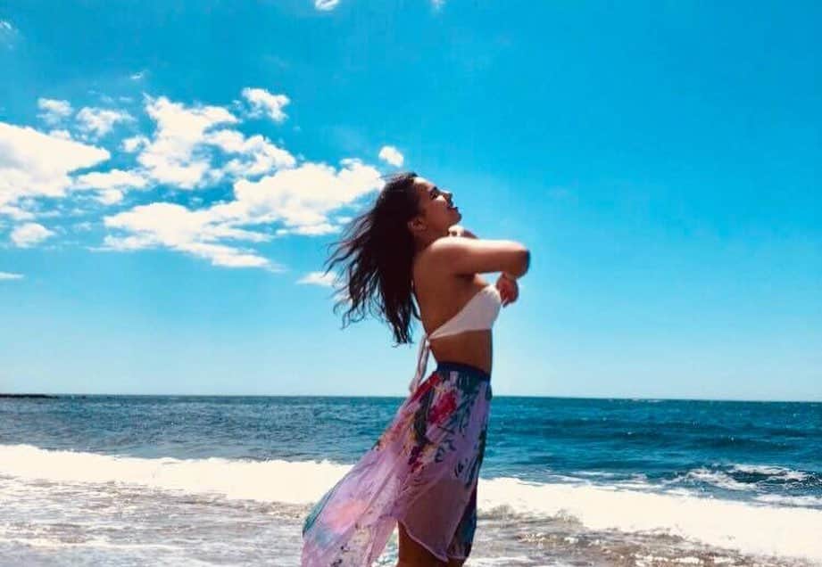 アマニ・ファンシーのインスタグラム：「[Traveller] [Flower Crowns] [Blessed] My June: 🇬🇧🇪🇸🇴🇲🇭🇺🇸🇰🇦🇹🇩🇪」