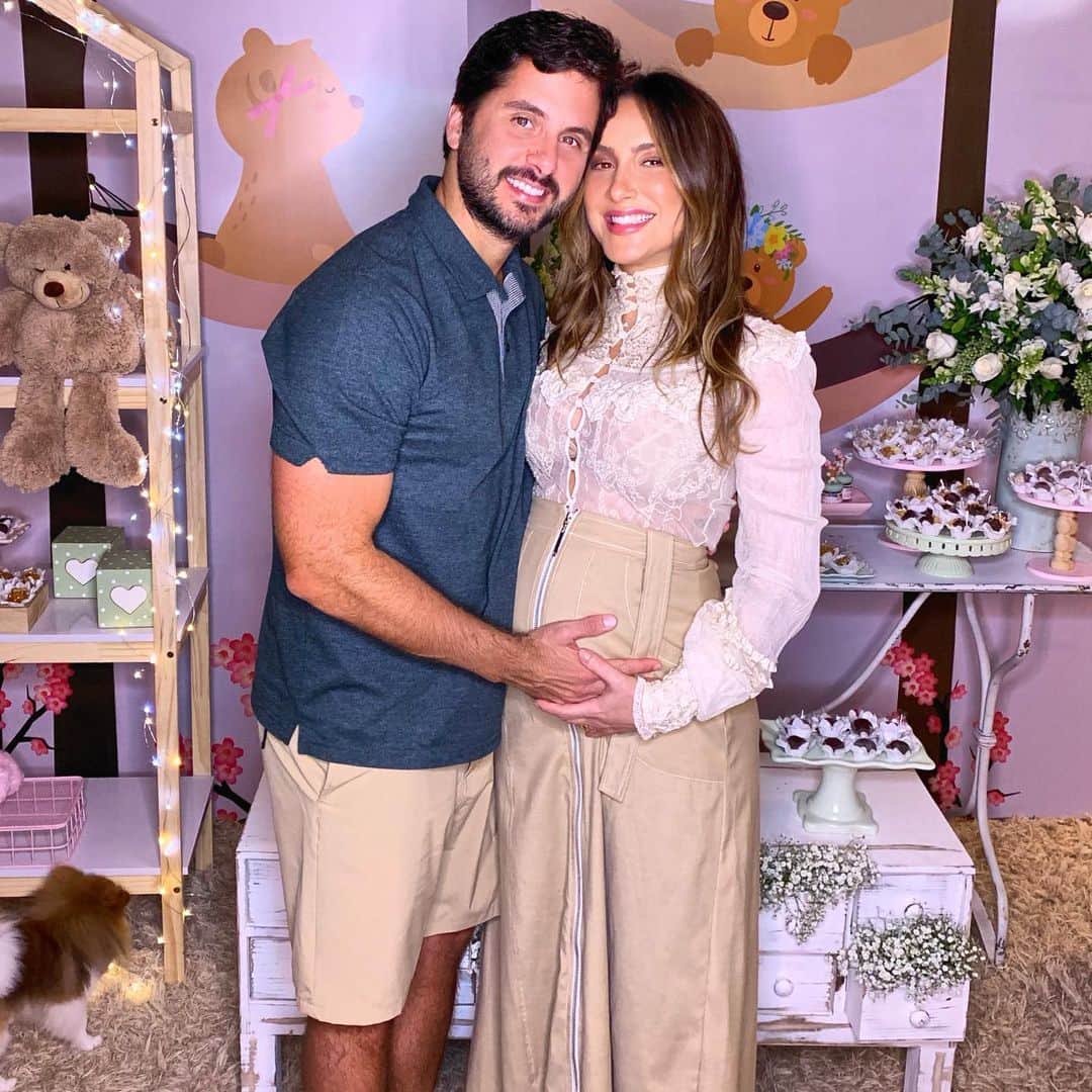 Claudia Leitteのインスタグラム：「Como o encontro foi pra meninas, ele fez um carinho “nimim” e “vazou”! 🤣」