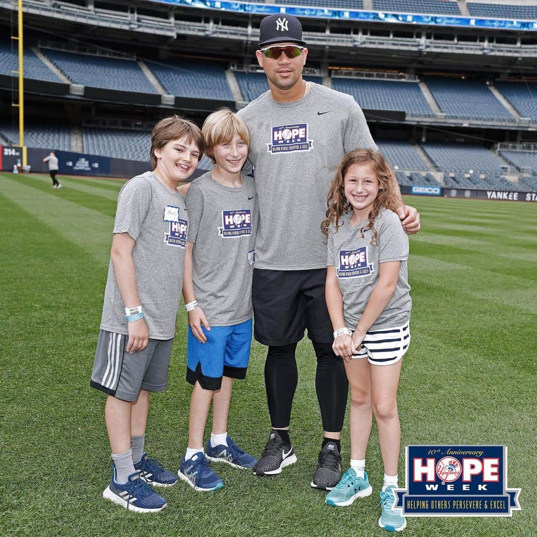 ニューヨーク・ヤンキースさんのインスタグラム写真 - (ニューヨーク・ヤンキースInstagram)「Today, we began our 10th anniversary of HOPE Week celebrations with a reunion of past honorees at Yankee Stadium. During the event, Yankees players and coaches joined them in on-field festivities including running the bases, carnival games, face painting, magicians, and more.」6月18日 6時08分 - yankees