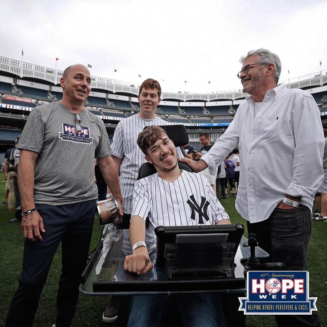 ニューヨーク・ヤンキースさんのインスタグラム写真 - (ニューヨーク・ヤンキースInstagram)「Today, we began our 10th anniversary of HOPE Week celebrations with a reunion of past honorees at Yankee Stadium. During the event, Yankees players and coaches joined them in on-field festivities including running the bases, carnival games, face painting, magicians, and more.」6月18日 6時08分 - yankees