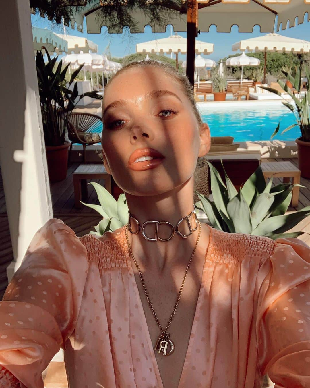 エルザ・ホスクさんのインスタグラム写真 - (エルザ・ホスクInstagram)「Blending in ☀️」6月18日 6時02分 - hoskelsa