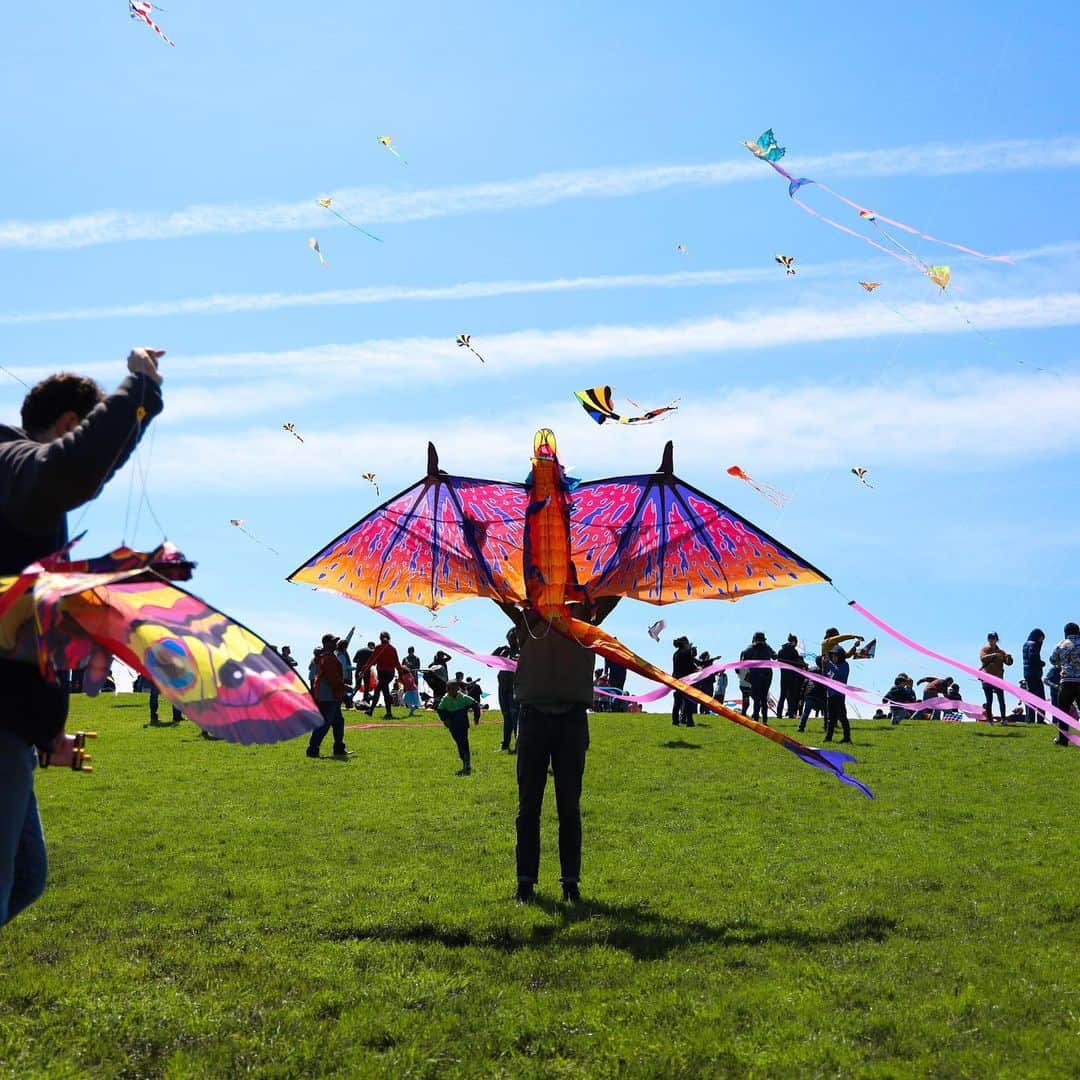 Paul Octaviousのインスタグラム：「I got a chance to review the latest mirrorless camera from @CanonUSA-- the EOS RP--and it blew me away! 🎏 Of course, the most appropriate place to test the camera was at a kite festival in the city and loved what I captured. This camera is the lightest, smallest full frame EOS Camera in the line and the most cost effective. Combined with the Canon RF 24- 105mm lens....swooooooooon! I’ve been a Canon user since buying my first camera in 2005, this camera alone will make me fan for even longer. #ad #EOSRP #kites #TeamCanon」