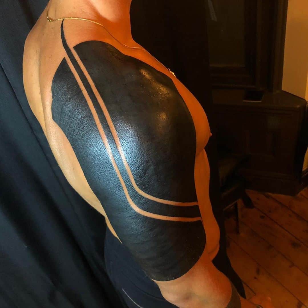 ジョー・ハートのインスタグラム：「You are the man @hanumantra thank you , this is the only time of year I could take this on so I appreciate you fitting me in and smashing it!! I got my armour on now... let’s see what’s next. Not everyone’s taste I understand that but this definitely represents me and thank you for making it happen. I will put on my story the process👊」