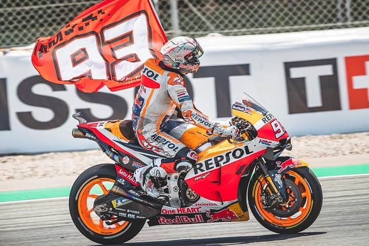 Honda Powersports USさんのインスタグラム写真 - (Honda Powersports USInstagram)「Congratulations to @hrc_motogp @marcmarquez93 on his home victory at the #CatalanGP in dominating fashion! #MotoGP 🏆🏁」6月18日 6時10分 - honda_powersports_us