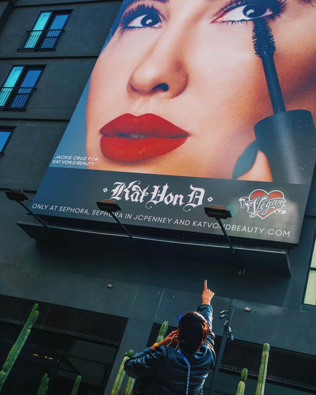 ジャッキー・クルーズのインスタグラム：「Gone big! Now going home to my Mamí! @katvondbeauty @iamleah @thescottycunha 📸  #gonebig #katvond #blessingsuponblessings」