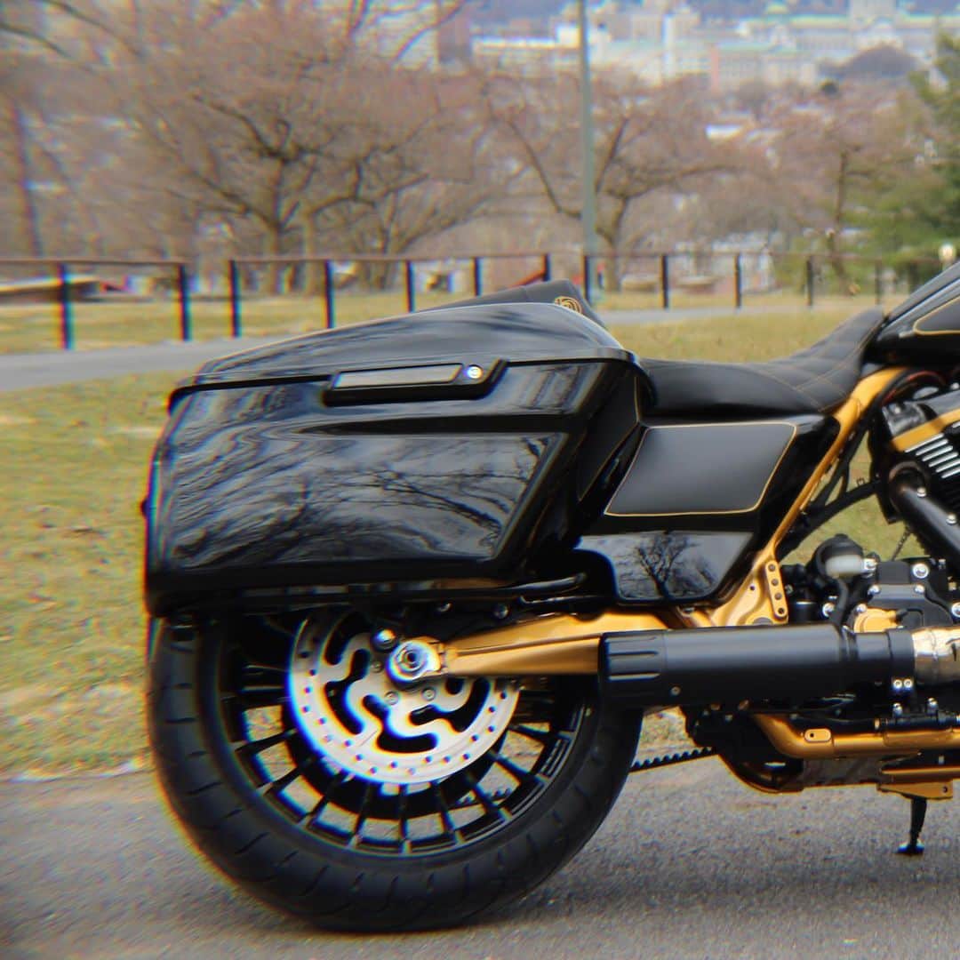 Harley-Davidsonさんのインスタグラム写真 - (Harley-DavidsonInstagram)「This rad #RoadKingSpecial, named “Apex”, is a category winner in the 2019 #BattleOftheKings customization contest. This masterpiece was put together by @appalachianhd and students from Cumberland Perry Area Vocational Technical School. 🔧  Cruise over to h-d.com/botk to see more and to swipe a free Battle of the Kings sticker.  #HarleyDavidson #FindYourFreedom」6月18日 6時16分 - harleydavidson