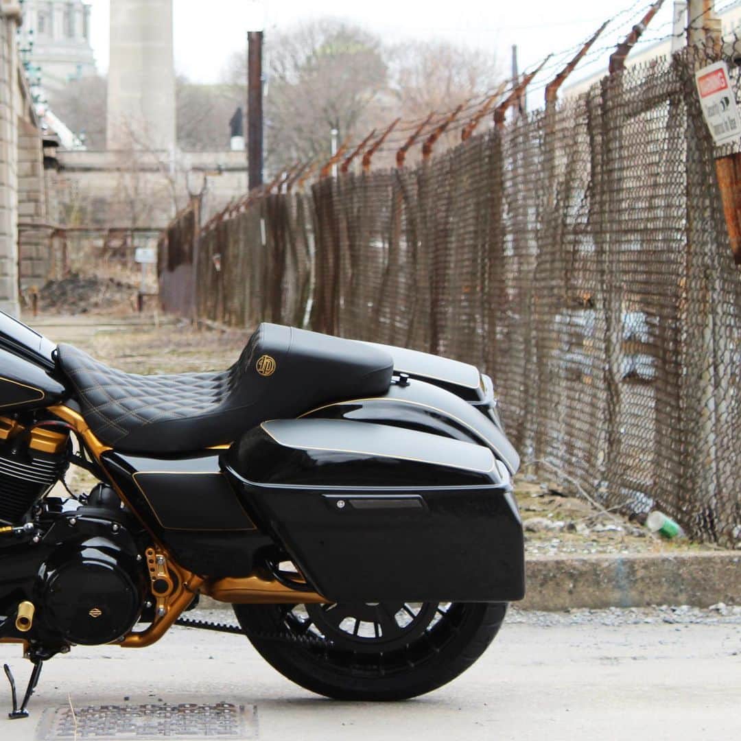 Harley-Davidsonさんのインスタグラム写真 - (Harley-DavidsonInstagram)「This rad #RoadKingSpecial, named “Apex”, is a category winner in the 2019 #BattleOftheKings customization contest. This masterpiece was put together by @appalachianhd and students from Cumberland Perry Area Vocational Technical School. 🔧  Cruise over to h-d.com/botk to see more and to swipe a free Battle of the Kings sticker.  #HarleyDavidson #FindYourFreedom」6月18日 6時16分 - harleydavidson