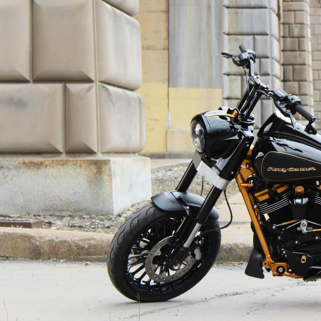 Harley-Davidsonさんのインスタグラム写真 - (Harley-DavidsonInstagram)「This rad #RoadKingSpecial, named “Apex”, is a category winner in the 2019 #BattleOftheKings customization contest. This masterpiece was put together by @appalachianhd and students from Cumberland Perry Area Vocational Technical School. 🔧  Cruise over to h-d.com/botk to see more and to swipe a free Battle of the Kings sticker.  #HarleyDavidson #FindYourFreedom」6月18日 6時16分 - harleydavidson