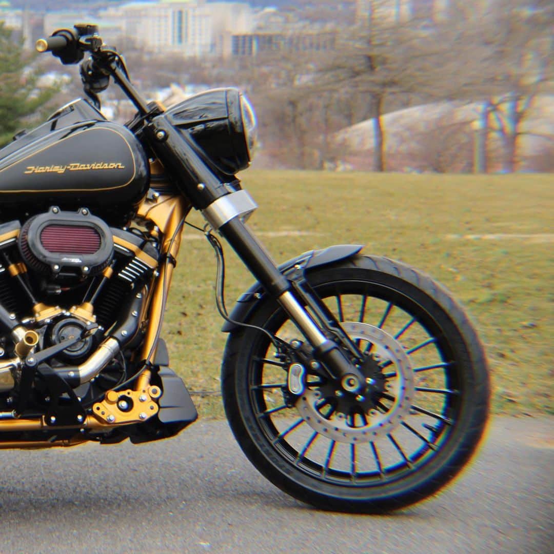 Harley-Davidsonさんのインスタグラム写真 - (Harley-DavidsonInstagram)「This rad #RoadKingSpecial, named “Apex”, is a category winner in the 2019 #BattleOftheKings customization contest. This masterpiece was put together by @appalachianhd and students from Cumberland Perry Area Vocational Technical School. 🔧  Cruise over to h-d.com/botk to see more and to swipe a free Battle of the Kings sticker.  #HarleyDavidson #FindYourFreedom」6月18日 6時16分 - harleydavidson