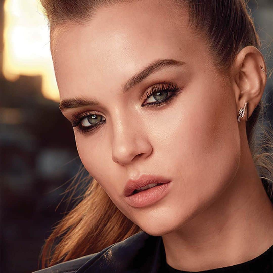 Maybelline New Yorkさんのインスタグラム写真 - (Maybelline New YorkInstagram)「For @josephineskriver’s bold lashes, apply a coat of our tried and true #colossalmascara! The mega brush gives you clump-free dramatic volume and showstopping lashes. Tag a friend that 💛 this mascara!」6月18日 6時43分 - maybelline