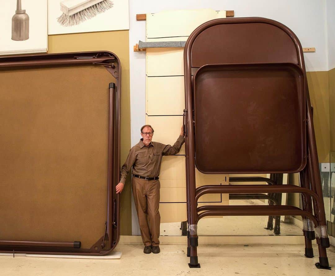 のインスタグラム：「It is with great sadness that Gagosian announces the death of Robert Therrien, at the age of seventy-one, on Monday, June 17, just weeks after his acclaimed exhibition at our San Francisco gallery.  Time and again, Robert altered our sense of reality by reimagining and reinventing the most commonplace objects in two and three dimensions with an uncanny accuracy.  Robert—Bob to his friends—spent most of his time researching and making art at his studio, which grew to be a fabled fixture in downtown Los Angeles and straddled the line between fantasy and reality, like much of his work.  Throughout his career, Bob expressed his singular and enigmatic genius through an impeccable attention to detail, a transformative imagination with regard to scale, and an ability to translate the oft-overlooked into his own vision of beauty.  His art resides in many permanent institutions worldwide, including the Los Angeles County Museum of Art; The Broad, Los Angeles; Museum of Modern Art, New York; Tate Modern, London; Glenstone, Potomac, MD; San Francisco Museum of Modern Art; Whitney Museum of American Art, New York; Centre Pompidou, Paris; and Kunstmuseum Basel. __________ Robert Therrien in his studio, Los Angeles, June 2013. Artwork © Robert Therrien/Artists Rights Society (ARS), New York. Photo: Monica Almedia/The New York Times/Redux」
