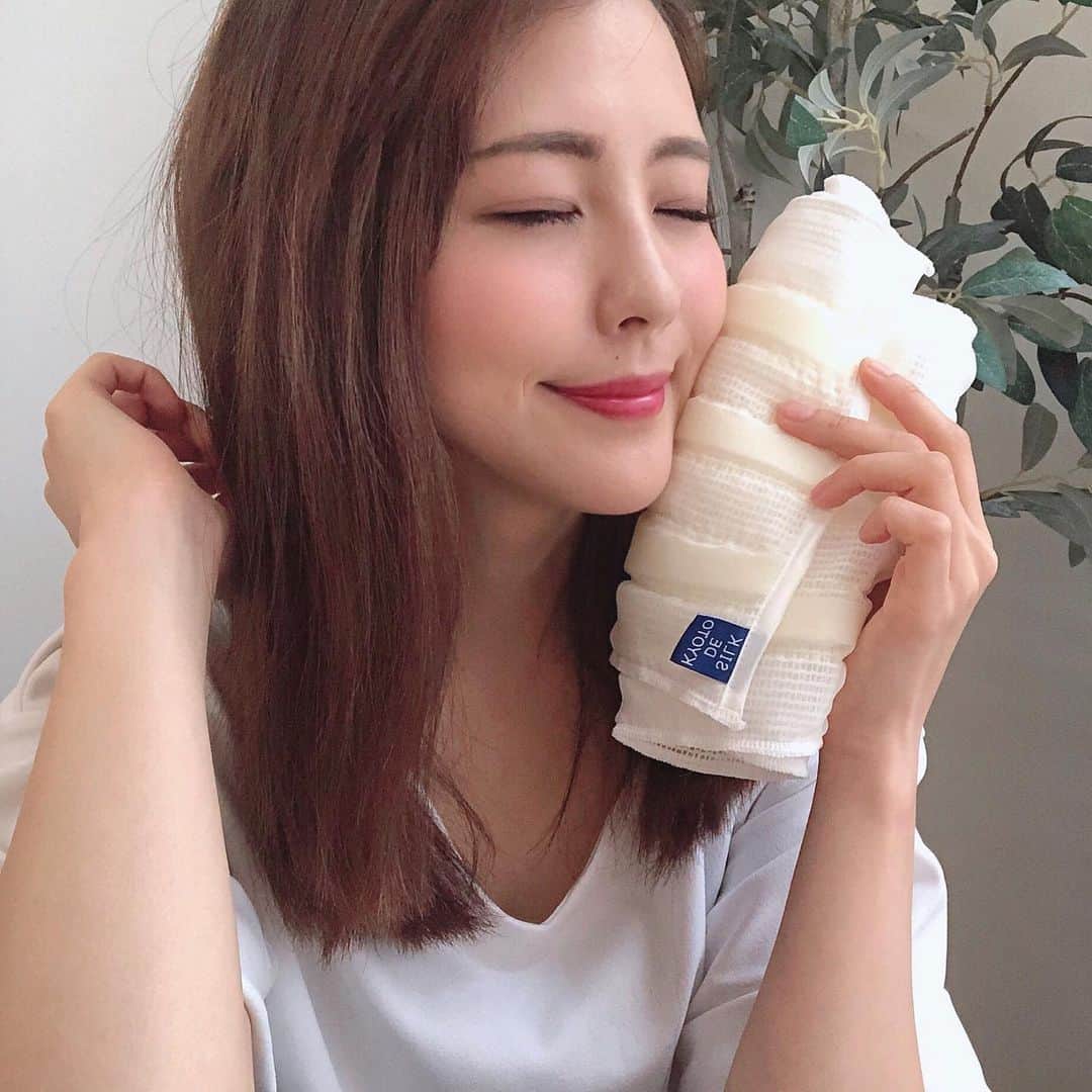 のインスタグラム：「背中や二の腕のポツポツケアにも💮 スワイプしてね▶︎▶︎▶︎ ・ #りーまる #サロモ #サロンモデル #インフルエンサー #フリーモデル#フリーランスモデル#撮影データ #撮影モデル募集 #広告モデル #ファッション ・ ・ ・ ・ ・ ・ ・  素肌に最高の贅沢をでお馴染み @silkdekyoto さんの ボディータオルを試してみました！ ・ ・ こちらは日本製にこだわり、 上質なシルク商品をお届けする 京都発のシルクブランドになります😊 ・ ・ このタオルは100%シルク素材で 全身角質ケア&保湿ケアを使うだけでできる すぐれもの🐶✨ ・ ・ シルクの繊維は髪の毛の約30分の1という細さで、 その細い繊維がお肌の毛穴の汚れを絡め取り、 無理なくお肌の角質を取り除いてくれるんだそう💡 ・ ・ 使うだけで しっとりツルツルになるのは本当に嬉しい！ ・ ・ これなら日々忙しいママさんでも簡単に使えるし、 お値段もお手頃なので こんど友達にわたすプレゼント候補に認定しました🌟 ・ ・ スベスベお肌は女性の永遠の目標だもの！ 全身美肌がんばります🙆‍♀️💓 ・ ・ ・ ・ ・ ・ 最後にクーポン情報🐥✨ 会員登録とLINE登録で 500円クーポンプレゼントあるそうです ・ ・ ・ ・ ・ #silkdekyoto  #silkdekyoto公式オフィシャルショップ #シルク  #素肌に最高の贅沢 ・ ・ ・ ・ ・ ・ ・ ・ ・ 〈 撮影依頼募集中〉 7月の撮影依頼おまちしてます♪ DMくださると嬉しいです💐 よろしくお願い致します☺︎ ・ ・ ・ ・ #アパレルモデル  #ポートレートモデル#ダイエット#プチプラコスメ #被写体モデル#カメラマンさんと繋がりたい #サロンモデル募集 #作品撮り  #美容好きな人と繋がりたい #写真好きな人と繋がりたい #女子力アップ #すべすべ #ニキビ予防 #ズボラ女子 #ボディーケア #りーまる美容」