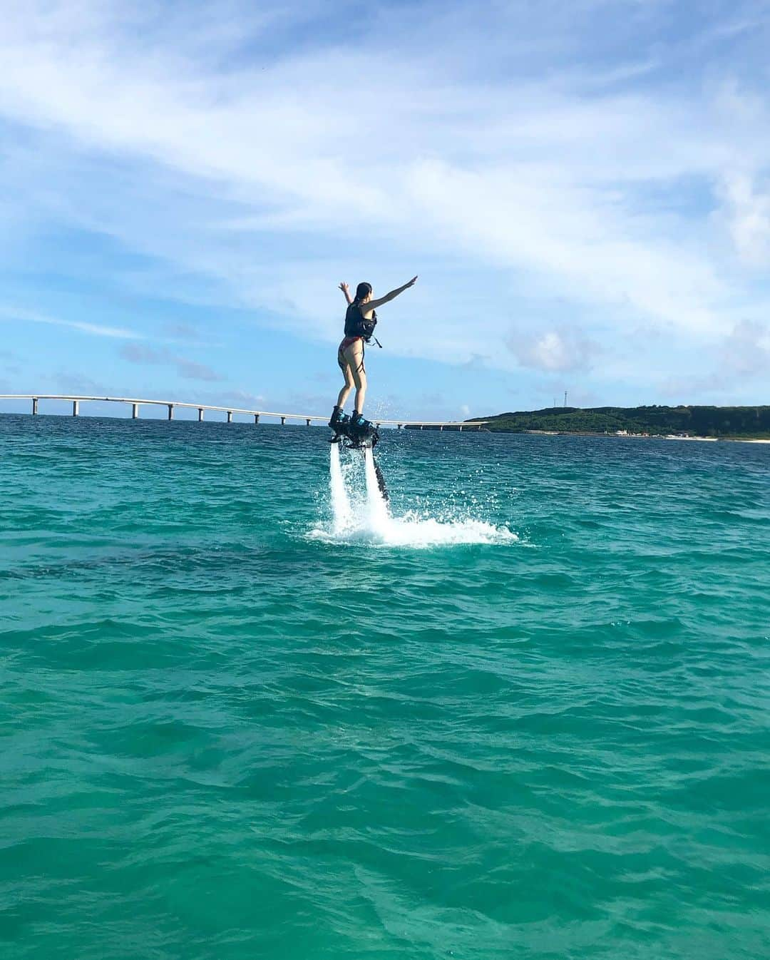 DJ JUICYさんのインスタグラム写真 - (DJ JUICYInstagram)「日本ナンバーワンビーチ🏖に選ばれた前浜ビーチで！ 初めてフライボードに挑戦しました🙋🏻‍♀️🔥 1発目から立てちゃったから、、、逆に 高さに怖くなってしまった😅💦 コツは！足を真っ直ぐにして遠くを見る事みたいですが... こうやってムービーみると、してるつもりが出来てなかった😅💦 思ってたよりも、すっごく疲れるけどすっごく楽しかった😆🙌 魔女になる為に体幹をもっと鍛えないとだ💪💖 #フライボード #海#沖縄#宮古島#前浜ビーチ#japan#beach#vacation#fly」6月18日 6時56分 - dj_juicy0912