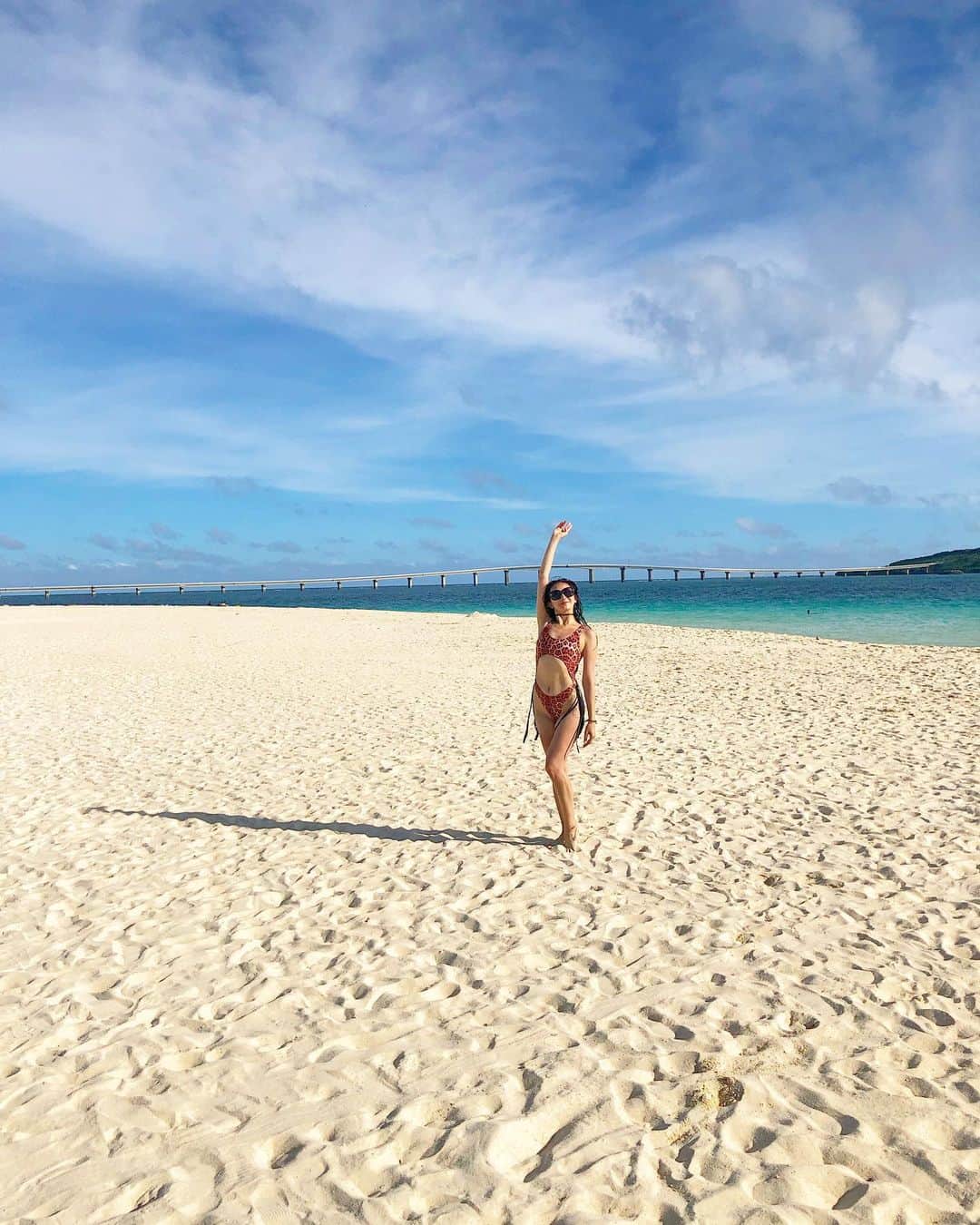 DJ JUICYのインスタグラム：「日本ナンバーワンビーチ🏖に選ばれた前浜ビーチで！ 初めてフライボードに挑戦しました🙋🏻‍♀️🔥 1発目から立てちゃったから、、、逆に 高さに怖くなってしまった😅💦 コツは！足を真っ直ぐにして遠くを見る事みたいですが... こうやってムービーみると、してるつもりが出来てなかった😅💦 思ってたよりも、すっごく疲れるけどすっごく楽しかった😆🙌 魔女になる為に体幹をもっと鍛えないとだ💪💖 #フライボード #海#沖縄#宮古島#前浜ビーチ#japan#beach#vacation#fly」