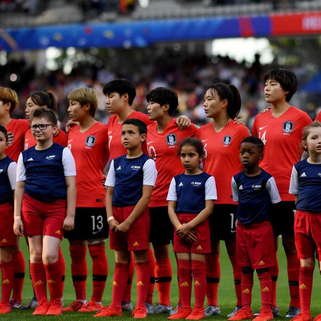 石原孝尚さんのインスタグラム写真 - (石原孝尚Instagram)「FIFA Women’s World Cup France 2019🇫🇷 Norway 2-1 Korea Republic  J Sportsで解説させてもらいました。  立ち上がりから韓国が素晴らしいパフォーマンスで前線からのプレスでNorwayの攻撃の自由を奪いゴールに迫っていたんですが、前半、後半ともに早い時間帯のPKから2失点。 それでも、90分通しての韓国の戦いぶりに感動しました。 今でも、INACで一緒だったソヨンのプレーを見るのが大好き🇰🇷 またいつか一緒のチームで⚽️ 韓国の23番、Kang Chaerim選手も若くてすごく良い選手。  来年の東京オリンピック、日本で韓国代表のプレーも見たい⚽️🇯🇵🏆 Good game Soyun,  #fifawomensworldcup  #womensworldcup  #jisoyun  #なでしこリーグ  #inac」6月18日 7時09分 - taka_ishihara
