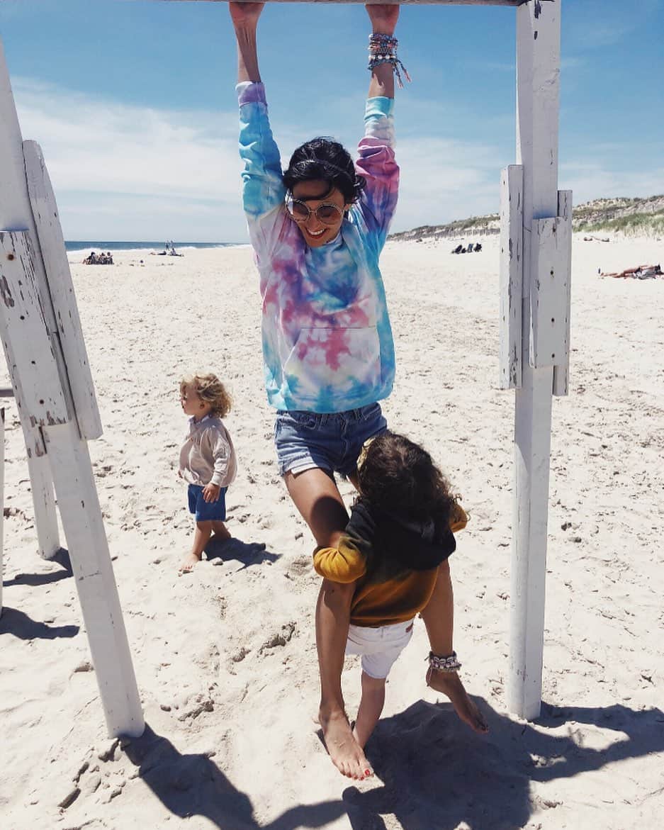 のインスタグラム：「Just hangin’ out ☺️🌊☀️ @danielleasnyder on Titi duty wearing our tie dye hoodie #dannijogirls」