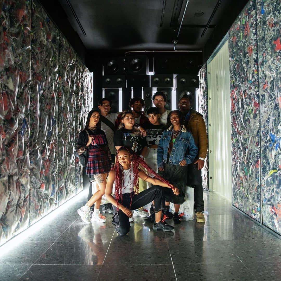 Paul Octaviousのインスタグラム：「Spent most my day with these beautiful humans at the Nike Recreation Center making art, teaching, and showing them where I’ve come from. I think nothing but the world of them and how they are changing the Chicago creative landscape. I’ll be teaching a public class come this weekend, admission is free but you’ll need to reserve your spot this weds through @snkrsnow  Hope you’ll join in and make art with me. @nikechicago」