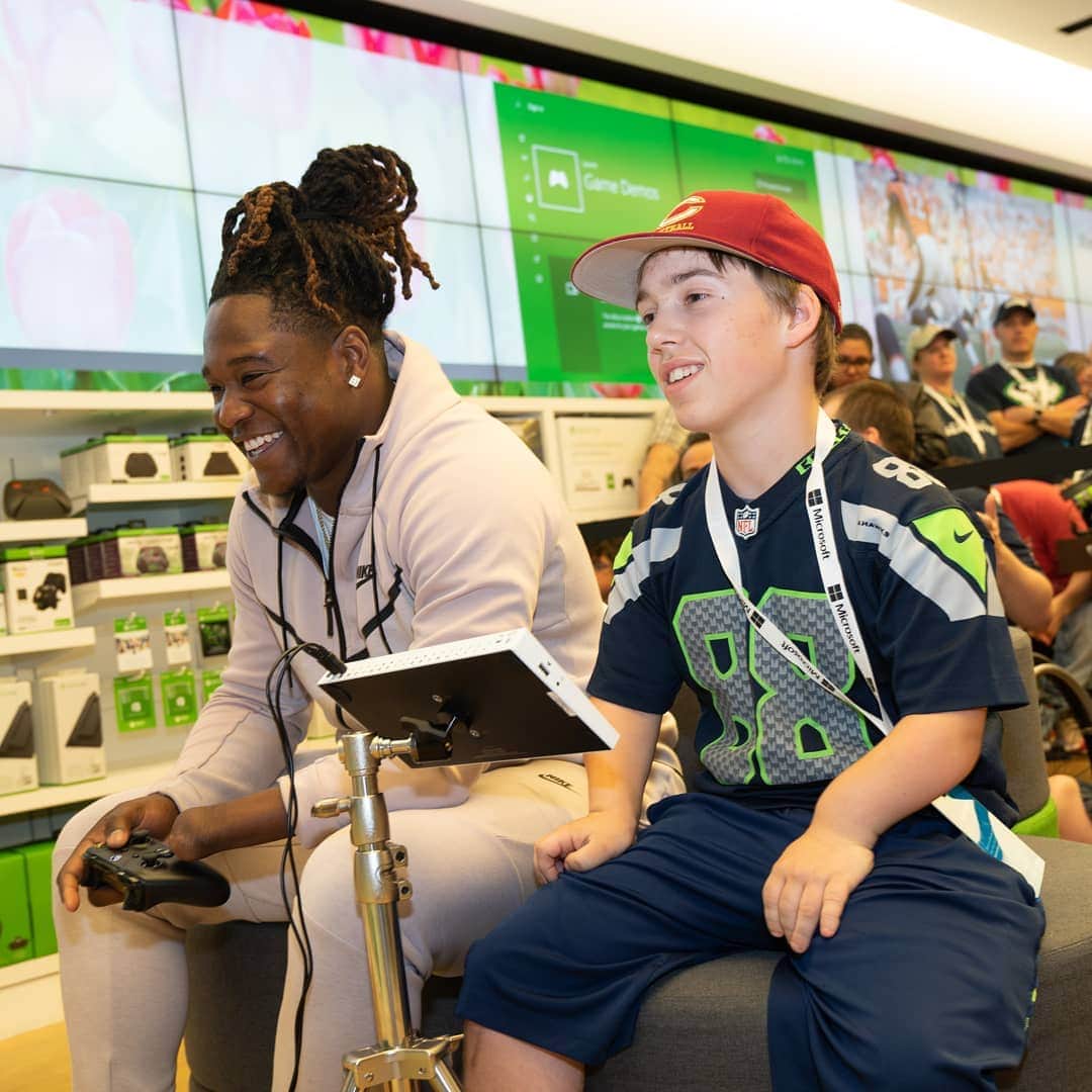 Microsoftさんのインスタグラム写真 - (MicrosoftInstagram)「With the #XboxAdaptiveController, more people can game their way. Seahawks linebacker @shaquem_griffin played alongside community members at the Microsoft Store in Bellevue, Washington. 🎮」6月18日 7時05分 - microsoft