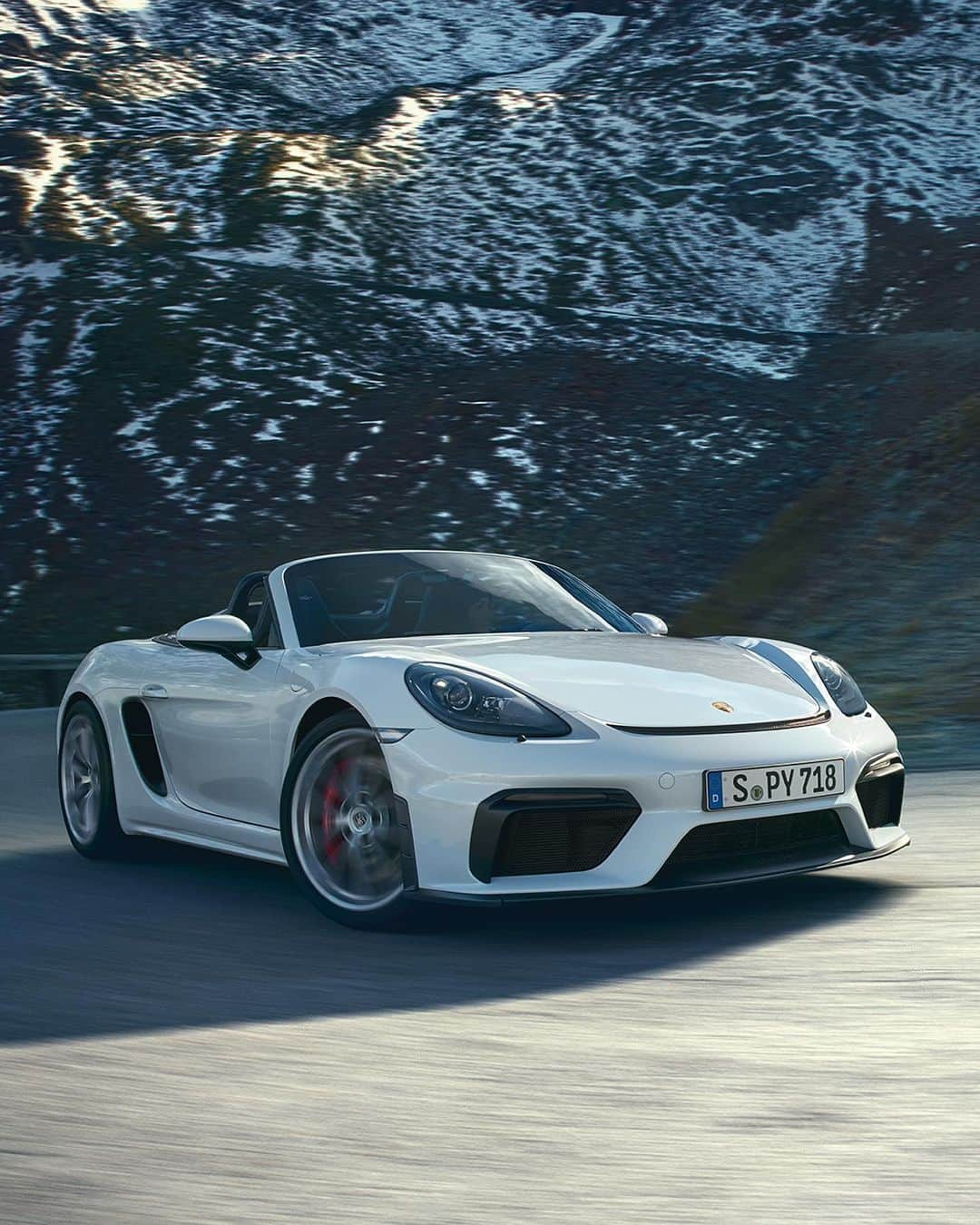 Porscheさんのインスタグラム写真 - (PorscheInstagram)「Say hello to the new members of the 718 family: the 718 Cayman GT4 and 718 Spyder. Unadulterated performance is guaranteed thanks to a 4.0-litre six-cylinder naturally aspirated engine. Discover the first images in this gallery. #Porsche #718GT4 #718Spyder  __ Combined fuel consumption in accordance with EU 6: 718 GT4: 10.9l/100 km; CO2 emissions 249 g/km __ Combined fuel consumption in accordance with EU 6: 718 Spyder: 10,9 l/100 km; CO2 emissions 249 g/km」6月18日 7時15分 - porsche