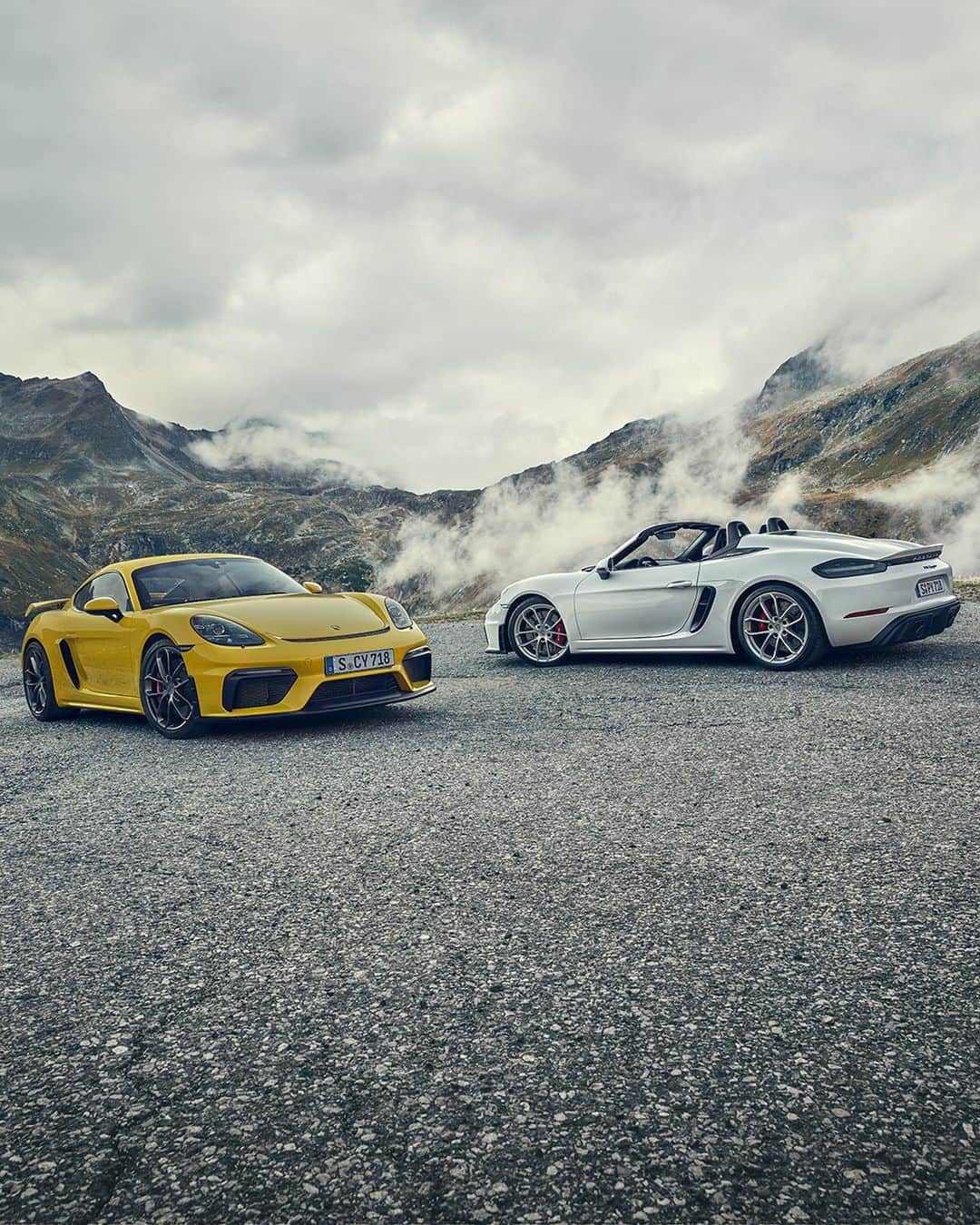 Porscheさんのインスタグラム写真 - (PorscheInstagram)「Say hello to the new members of the 718 family: the 718 Cayman GT4 and 718 Spyder. Unadulterated performance is guaranteed thanks to a 4.0-litre six-cylinder naturally aspirated engine. Discover the first images in this gallery. #Porsche #718GT4 #718Spyder  __ Combined fuel consumption in accordance with EU 6: 718 GT4: 10.9l/100 km; CO2 emissions 249 g/km __ Combined fuel consumption in accordance with EU 6: 718 Spyder: 10,9 l/100 km; CO2 emissions 249 g/km」6月18日 7時15分 - porsche
