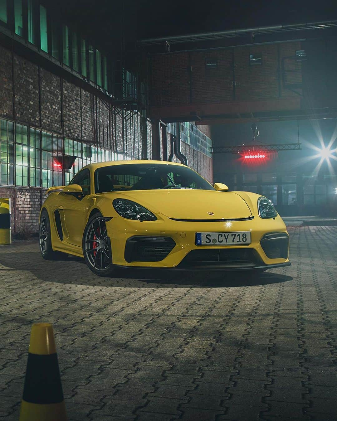 Porscheさんのインスタグラム写真 - (PorscheInstagram)「Say hello to the new members of the 718 family: the 718 Cayman GT4 and 718 Spyder. Unadulterated performance is guaranteed thanks to a 4.0-litre six-cylinder naturally aspirated engine. Discover the first images in this gallery. #Porsche #718GT4 #718Spyder  __ Combined fuel consumption in accordance with EU 6: 718 GT4: 10.9l/100 km; CO2 emissions 249 g/km __ Combined fuel consumption in accordance with EU 6: 718 Spyder: 10,9 l/100 km; CO2 emissions 249 g/km」6月18日 7時15分 - porsche