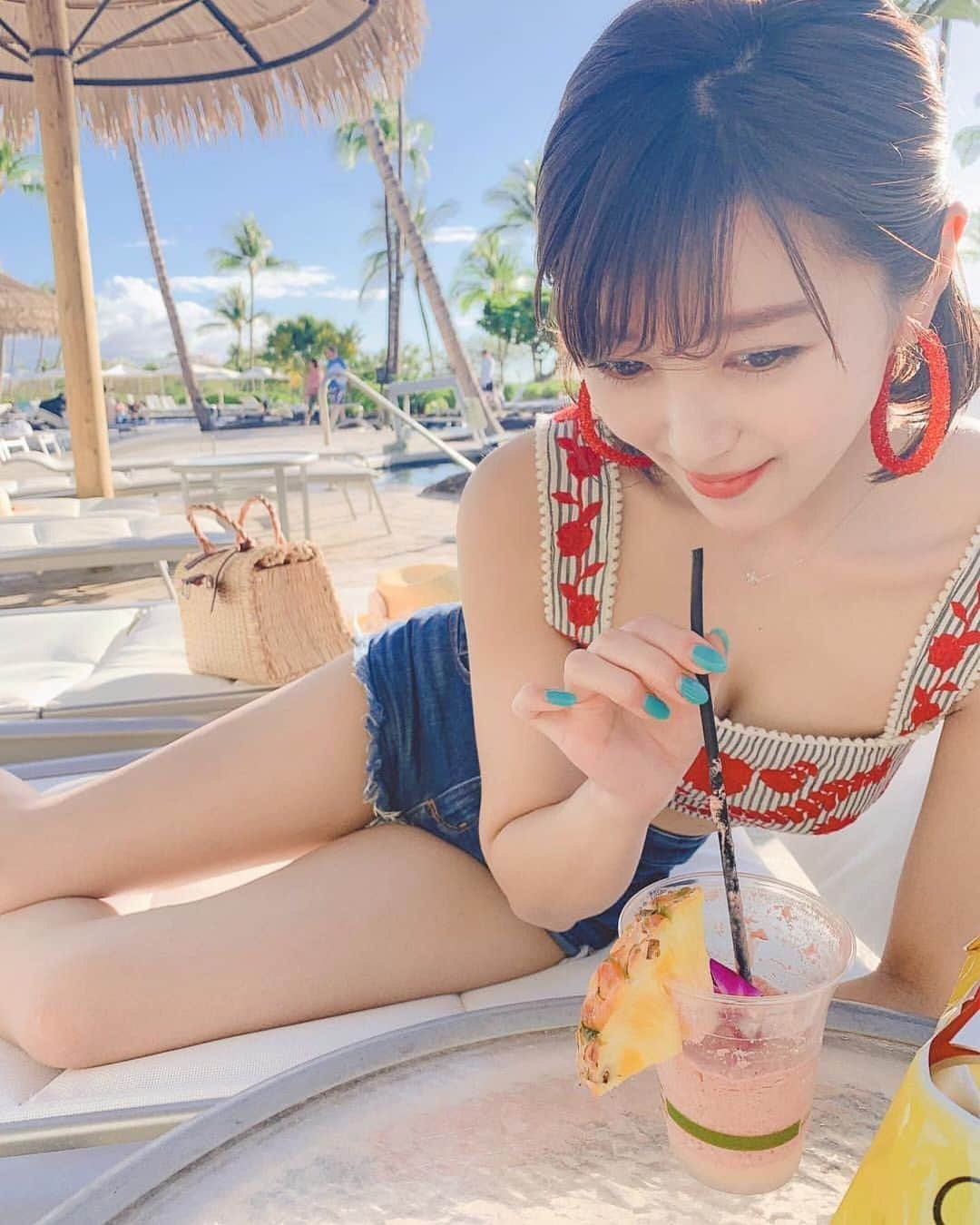 美女美容事情さんのインスタグラム写真 - (美女美容事情Instagram)「《ハワイでビーチコーデ🏖🌺》⠀ *⠀ リポストを使って、素敵な写真📷✨を投稿されてる方を紹介させて頂く⠀⠀⠀⠀ 【💄美女美容事情💅】のコーナーです✨⠀ *⠀⠀⠀⠀⠀⠀⠀ いいねやコメント、フォローして応援してね❤︎🥰🎶⁣⠀ *⠀⠀⠀⠀⠀⠀⠀ 今回ご紹介させて頂きますのは❤︎⠀ 藤村椿さん< @tsubaki_fujimura >の素敵なお写真📸⠀ *⠀ とってもお洒落なビーチコーデ🌺✨⠀ 夏を先取りなネイルも素晴らしいアクセントになっています💅💕前髪も本当に可愛い🥰⠀ *⠀⠀ 藤村椿さんのアカウントには他にも素晴らしい投稿が沢山ありますので是非覗いてみてくださいね💁‍♀️💙⠀ *⠀⠀ 藤村椿さん< @tsubaki_fujimura >⠀ 素敵な投稿ありがとうございました☺️📸✨⠀⠀⠀⠀⠀⠀⠀⠀ △▼△▼△▼△▼△▼△▼△▼△▼△▼⠀⠀⠀⠀⠀⠀⠀⠀⠀⠀⠀⠀⠀⠀⠀⠀⠀⠀⠀⠀⠀⠀⠀⠀⠀⠀⠀⠀⠀⠀⠀⠀⠀ ❤🧡💛「美女美容事情」💚💙💜⠀⠀⠀⠀⠀⠀⠀⠀⠀⠀⠀⠀⠀⠀⠀ 👇掲載ご希望の方は👇⠀⠀⠀⠀⠀⠀⠀⠀⠀⠀⠀⠀⠀⠀⠀⠀ @b_b_j.jタグ付けと🖤 # ビジョビ⠀🖤⠀⠀⠀⠀⠀⠀⠀⠀⠀⠀⠀⠀⠀⠀⠀ をタグ付けお願いします✨⠀⠀⠀⠀⠀⠀⠀⠀⠀⠀⠀⠀⠀⠀⠀⠀ ――――――――――――――――⠀⠀⠀⠀⠀⠀⠀⠀⠀⠀⠀⠀⠀⠀⠀⠀⠀⠀⠀⠀⠀⠀⠀ ～姉妹アカウントのご紹介～⠀⠀⠀⠀⠀⠀⠀⠀⠀⠀⠀⠀⠀⠀⠀⠀⠀⠀⠀⠀⠀⠀⠀⠀⠀⠀⠀ ◇美容情報を紹介している«美女美容事情～Beauty～»⠀⠀⠀⠀⠀⠀⠀⠀⠀⠀⠀⠀⠀⠀⠀⠀⠀⠀⠀⠀⠀⠀⠀⠀⠀⠀ ( @b_b_j.j_b )⠀⠀⠀⠀⠀⠀⠀⠀⠀⠀⠀⠀⠀⠀⠀⠀⠀⠀⠀⠀⠀⠀⠀⠀⠀⠀⠀ ◇美しい旅スポット紹介をしている«美 spot»⠀⠀⠀⠀⠀⠀⠀⠀⠀⠀⠀⠀⠀⠀⠀⠀⠀⠀⠀⠀⠀⠀⠀⠀⠀ ( @b__spo )⠀⠀ ⠀ ◇ビジョビがお届けするセレクトショップ«bi select»⠀ ( @bi_select )⠀ ⠀⠀⠀⠀⠀⠀⠀⠀⠀⠀⠀⠀⠀⠀⠀⠀⠀⠀⠀⠀⠀ よかったらこちらも覗いてみてね✨⠀ ――――――――――――――――⠀⠀⠀ @b_b_j.j⠀⠀ #カメラ  #旅行 #ハワイ ⠀⠀⠀⠀⠀⠀ #女子力アップ #バカンス ⠀⠀⠀⠀⠀⠀⠀⠀⠀⠀⠀⠀ #オシャレコーデ #リゾートコーデ ⠀ #ハワイ大好き #ハワイ旅行 ⠀⠀⠀ #旅行好き  #ビーチコーデ ⠀⠀⠀⠀⠀ #美意識 #美意識向上⠀⠀ ⠀⠀ #trip #hawaii⠀ #海外 #海外旅行✈️」6月18日 7時27分 - b_b_j.j