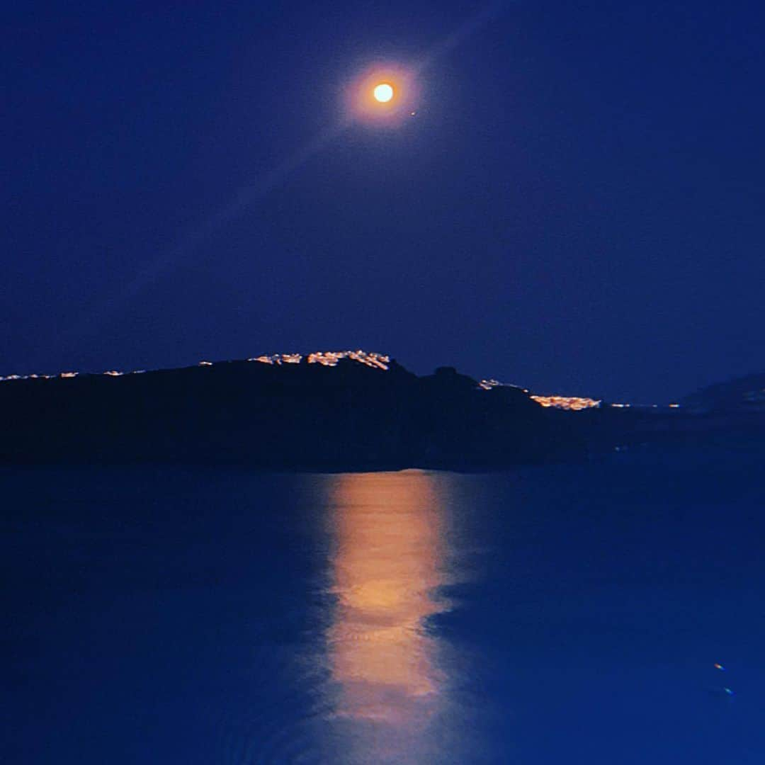 アレッサンドラ・アンブロジオさんのインスタグラム写真 - (アレッサンドラ・アンブロジオInstagram)「Under the moon light ✨🌕✨#magicalplace #moonday #fullmoon in #sagittarius」6月18日 7時19分 - alessandraambrosio