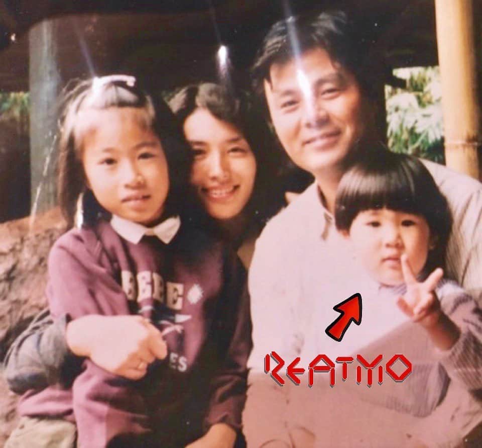 𝐑𝐄𝐀𝐓𝐌𝐎のインスタグラム：「The first anniversary of mom's staying in heaven while dad has been there for 14 years. They must be spending wonderful time with each other and the whole family.  母が旅立ってちょうど1年、父が天国にいってからは早いもので14年が経ちました。  学生時代、父が母に書いたレターの書き出しは、 「桜の季節も良いけれど、新緑が香る初夏のほうが僕は好きです」 だったらしく、それにヤラれたと母はずっと語っていました。  去年、母が旅立ったのはそんな新緑の季節で、僕が生まれたのも5月末。よっぽどお気に入りシーズンだったのが窺えます。🌿 笑  僕にとってこの一年は、「両親がいた世界と、いなくなった世界ではこうも変わるのか」を思い知る日々でした。  親というハリがなくなったせいか、何をしていても一抹の虚しさのようなものがつきまとったり、母の最期をともに過ごした自宅にいると、どうしようもない寂しさが湧いてくることもしばしば。  そんな一年をすごして辿り着いた心境は、 この虚しさや孤独感は僕でしか感じ得ないものだということ。そして、僕の生きる道＝パフォーマーとして、この僕独自の想いや経験を表現に換えて、誰かに伝えていくべきなんだということ。でした。  心に大きな隙間のようなものが出来たぶん、パフォーマンスしてるときの魂が燃えている感覚、心の底から湧いてくる「これをするために生まれてきたんだ」という想念はますます強くなっていると感じていました。  心にできた隙間を原動力にしながら、大好きなことを通してしか感じられない生き甲斐や熱、楽しさで心の隙間を埋めていく。  これが一年して辿り着いた答えでした。  母の亡くなる直前の言葉は、「幸せにやりなさいね。」だったので、僕はこれで幸せへのキーは手に入れたし、  同じく、幸せにやってほしいと母に願われた家族がいるので、その幸せを願い、その幸せのためにフルパワーを注ぐこと。  これが僕が突き進む道だと思います。  REATMOとして、僕の両親の息子として、この道を思いきり進んでいこうと決心する、一年アニバーサリーです。」
