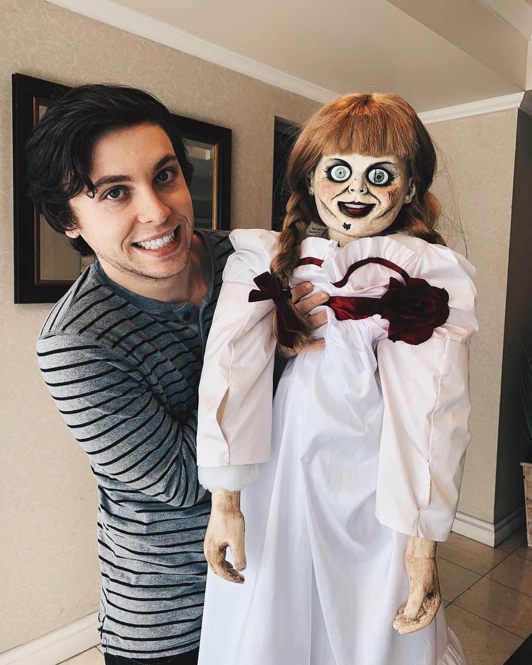 のインスタグラム：「Me and my girlfriend @annabellemovie」