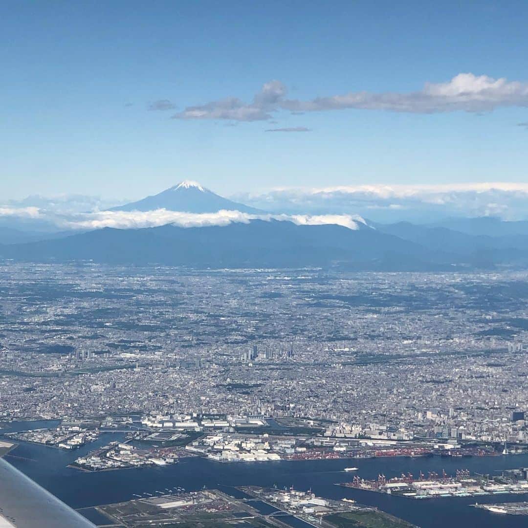 竹内まなぶさんのインスタグラム写真 - (竹内まなぶInstagram)「【昨日の日曜日の移動】 乗り物大好きなので、この移動が幸せでした🛫🚌🚌🛬 羽田の滑走路から富士山🗻が見えるくらい快晴の東京☀️北海道は生憎の雨☔️でしたが、 暖かい弟子屈と北見のお客様ありがとうございました！！」6月17日 22時33分 - kaminarimanabu