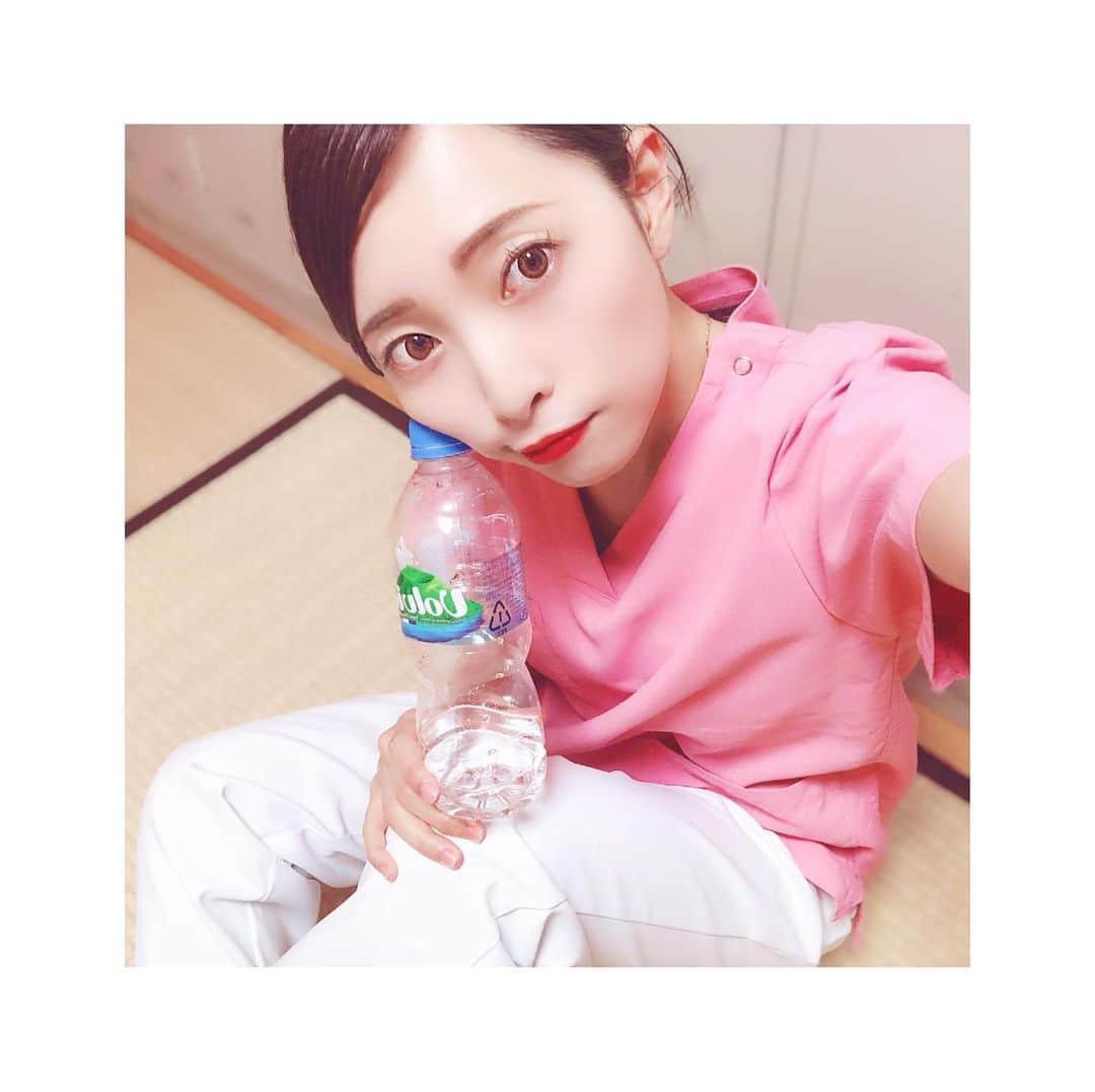 田丸あかりのインスタグラム：「今日の勤務もおわりだよー🌼 水分補給大事🌸 . . 毎日お水2リットルがんばってる🧚‍♀️✨ . たまーにジュースのんじゃう🐷笑 . . #看護師 #ナース #ナース服 #お水 #水 #water #diet #仕事おわり 💕💕」