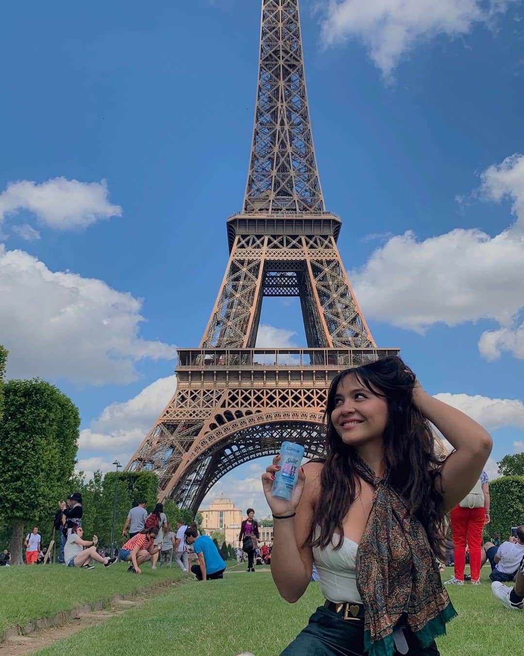 ステラ・ハジェンズのインスタグラム：「the most essential item for the most ideal day. @secretdeodorant Outlast came in so clutch this entire trip to withstand the heat & amount of walking we’ve done in beautiful Paris. 💙 #allstrengthnosweat #outlastanything @secretdeodorant #ad」