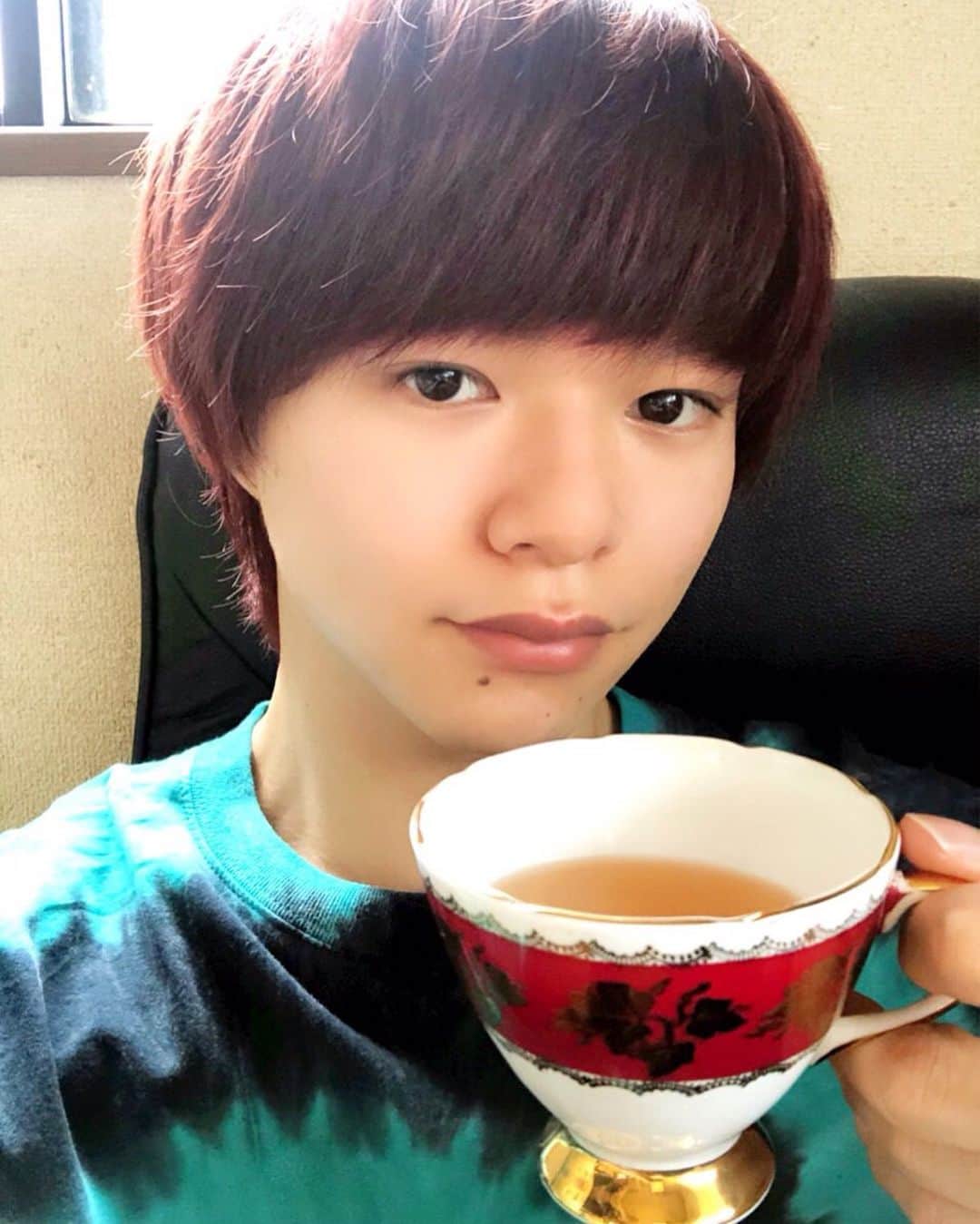 のインスタグラム：「フィス・ド・フランス ダージリンと中国茶がブレンドされた紅茶で、ジャスミンのような香りが特徴的です！この紅茶はスッキリとした味わいの後に広がるお茶特有の渋味(なお、水出しの場合は渋味少なめです)が絶妙にマッチしていて普段紅茶を飲まない男性にオススメです。 ただ、マリアージュフレールというブランドの中でもかなりマイナーな紅茶なのでお店によっては無い場合があるのであしからず！ #紅茶 #紅茶好き #紅茶Butler #mariagefreres #filsdefrance #フランスの貴公子」
