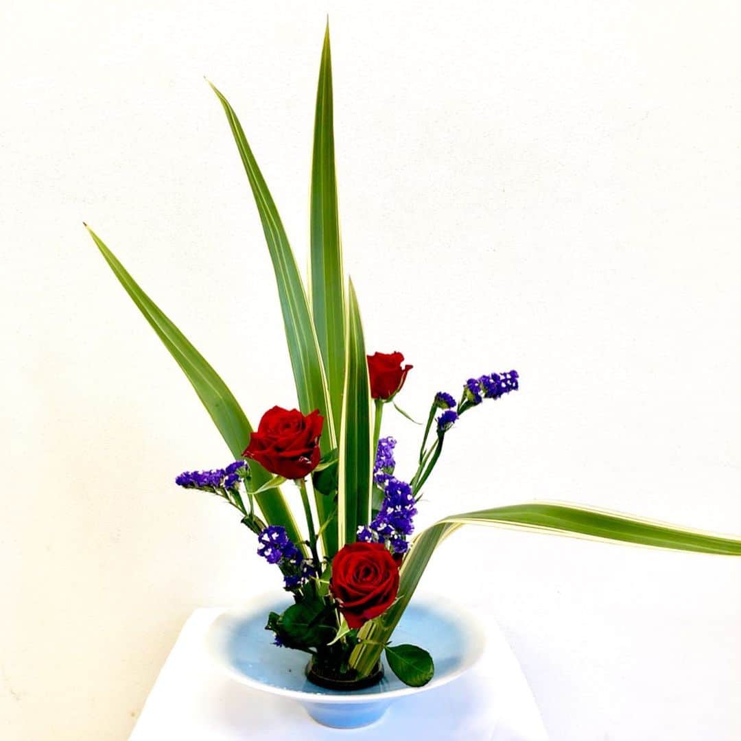 のインスタグラム：「今月からお花💐習い始めました🥰 高校生の頃の草月流準1級から、今回はイチから学びたくて池坊に🐥 ・ まずは体験🐒1回目の作品🌹草月の癖出て先生に少し手直ししてもらいました👼 池坊習い始めるか、草月を習い直すか悩み中やから今週草月も見に行ってくるー🤔🤔 ・ #diorとラフシモンズの映画みたいにお花の柱いっぱい💐にしたいし  #driesvannotenの映画みたいにお花愛でて愛したいしお花の香りする家にしたいし #お花いっぱいの家に住みたい ・ 意外とかすみ草も好き。白くて儚げな少女のようなピュアさも好き。🥰🥰 ・ ・ あと @ochyai さんのオンラインサロンに申し込みました🐥お酒も激弱に戻っちゃったんで飲み会行かずに勉強に勤しみます🐥💐つぎはコスメアドバイザーとスキンケアアドバイザーの資格🙋‍♀️㊗️ #お花のある暮らし #お花に癒し求めてる #資格取得 #用意されてたお花ここでも薔薇🌹w」