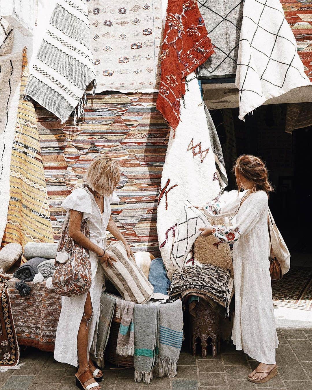 Manamiのインスタグラム：「🇲🇦 どこの町にもラグだらけのMorocco💗 知らないおじさんが撮ってくれたマナファン📸」