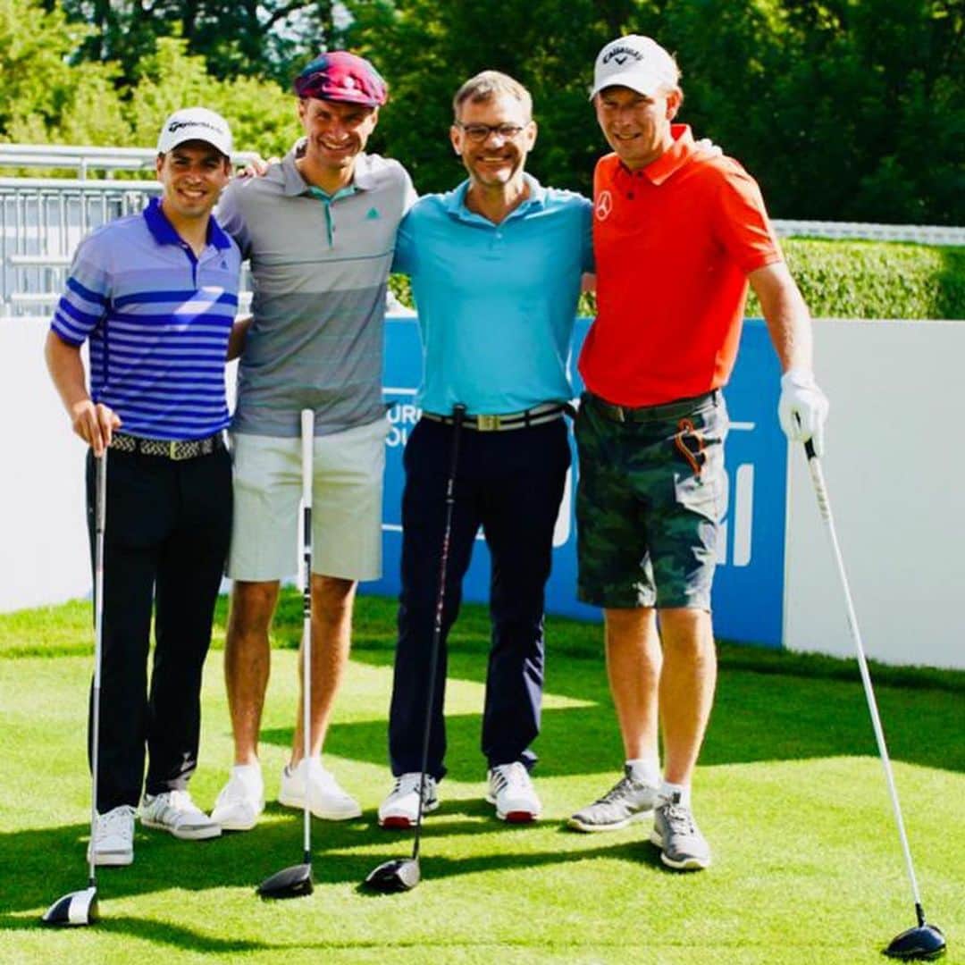 トーマス・ミュラーのインスタグラム：「We have played golf for a good cause: @nicolaidisyoungwingsstiftung 👍🏼 Thanks to Dr. Christian Näther, @philipplahm and @marcel_siem for your support 👏🏌🏾‍♂️ #charity #youngwings #sternenhaus #gceichenried #esmuellert」