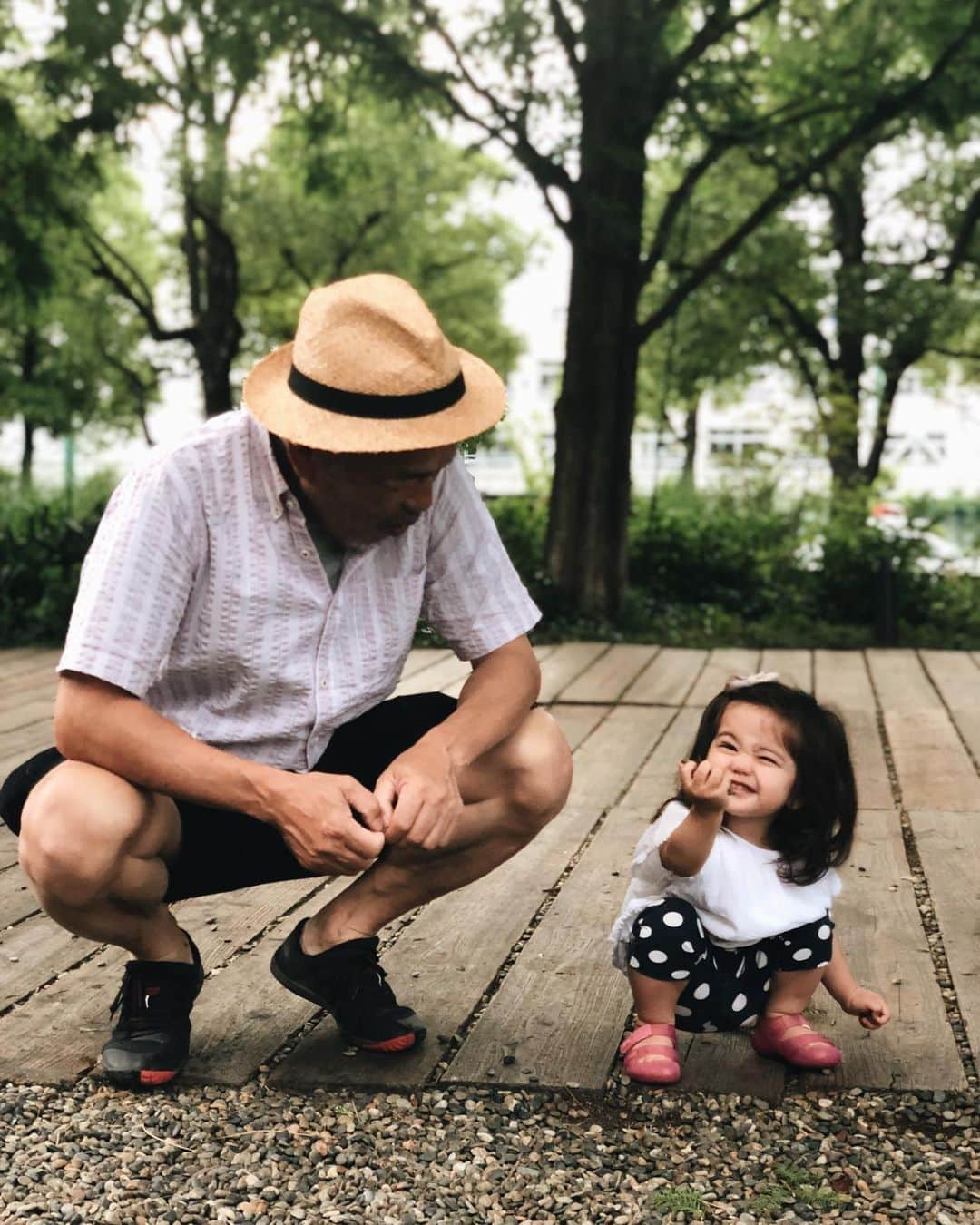 大橋菜央さんのインスタグラム写真 - (大橋菜央Instagram)「I love her facial expressions😂 👼▶︎▶︎▶︎🦹‍♀️ . . . 仕事終わりからの夕さんぽ🌿 . じーじと並ぶとまだまだちびMia♡ . こげじいは6月ですでに名前のとおり真っ黒👨🏿 焼いてません、日常焼けです🌞 . . . . #オセロ #石が好き #2枚目の表情🤣 #副園長 #赤ちゃんのいる生活 #赤ちゃんのいる暮らし #生後16ヶ月 #1才4ヶ月 #たれ眉 #お散歩 #miababyliving」6月17日 22時31分 - naoliving