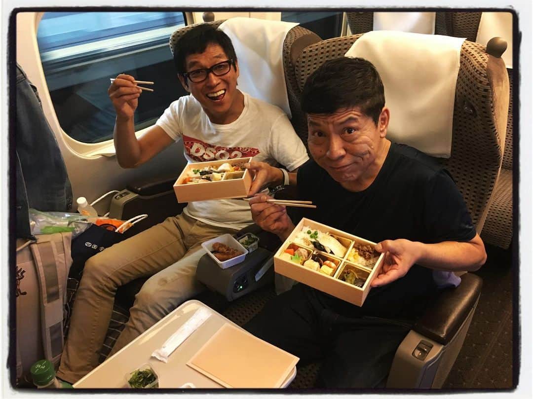 のインスタグラム：「明石家電視台の収録後の帰りの新幹線の様子。我らが神は横に松尾伴内さんがおられるのでずいぶんと御満悦ご様子です。  #早速ズボンに生茶をこぼされておられます #僕が撮らせていただいた後に、礼二さんが撮ったら「おまえ（インスタ）やってへんやろ、なんで撮んねん」と怒られていました #つよしさんは隠れて何十枚も撮っています #トンネルなのに「ストロベリームーンきれいやなあ」とおっしゃれておられました #喫煙ルームでも会話は止まりません #常に横には伴内さんがいます #伴内さんとの主な会話は洗濯した後の乾燥をどうしてるいるのか？とテーマで京都から名古屋まで話してました #今回は明石家ファミリーが真後ろに固まって座っていたのでちょっとした旅行気分で楽しく帰れました #日本を明るくしている人 #もうすぐお誕生日、おめでとうございます。 #明石家さんまさん」