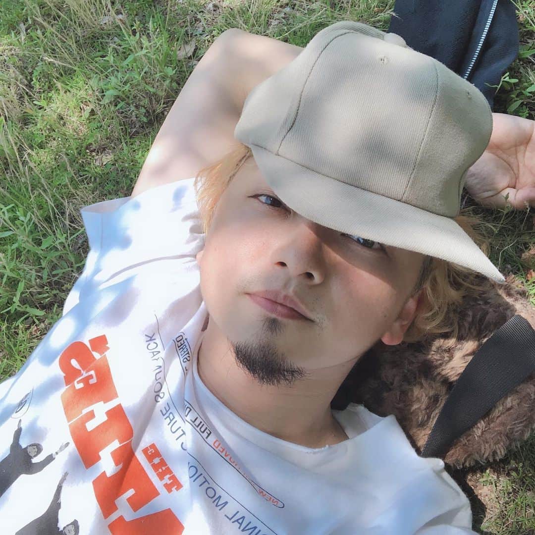 のインスタグラム：「【315日目】 6月13日(木) これは盛れてるらしいです。 そんな事よりおじさんより乎都だよね！ 登場が少なくてすいません。 本当ちょっとしか会えてくて、 ちょっとしか会えない時に写真撮ろう！って思わねぇです。 #ぺーぺー親父のくそ日記 #生後315日目 #生後10ヶ月 #赤ちゃん #女の子 #親父 #娘 #奥さん #松野家 #夫婦 #親子 #家族写真 #松野浩介 #森岡朋奈 #theだいじょぶズ #初恋タロー」