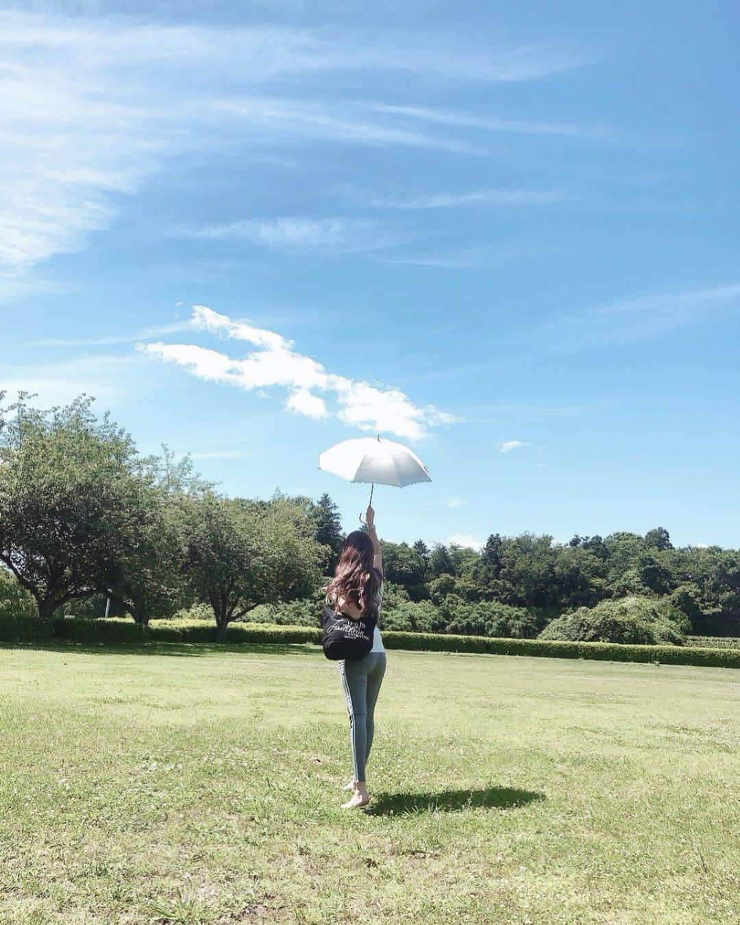 桃華絵里さんのインスタグラム写真 - (桃華絵里Instagram)「今日は 美しい青空が気持ちよすぎて 芝生の上で のんびりゴロゴロ ウトウト…🌳✨ ・ 幸せすぎて ここは天国かと思った🧚🏻‍♀️💕笑 ・ ・ #relax #sky  #お散歩 #芝生 #お昼寝」6月17日 22時40分 - _momoka828_