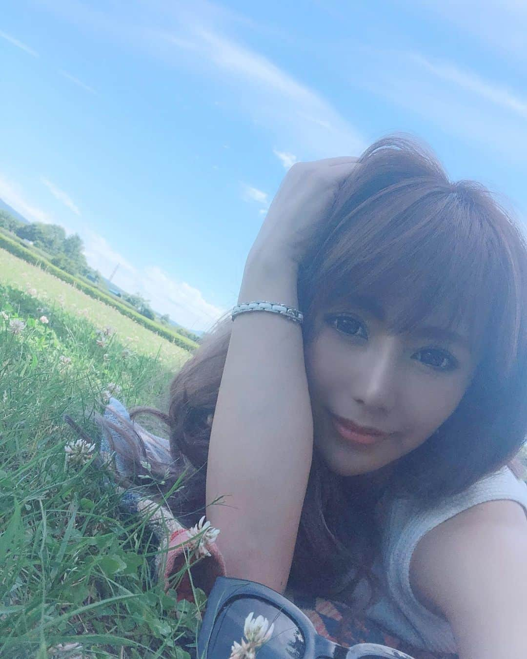 桃華絵里さんのインスタグラム写真 - (桃華絵里Instagram)「今日は 美しい青空が気持ちよすぎて 芝生の上で のんびりゴロゴロ ウトウト…🌳✨ ・ 幸せすぎて ここは天国かと思った🧚🏻‍♀️💕笑 ・ ・ #relax #sky  #お散歩 #芝生 #お昼寝」6月17日 22時40分 - _momoka828_