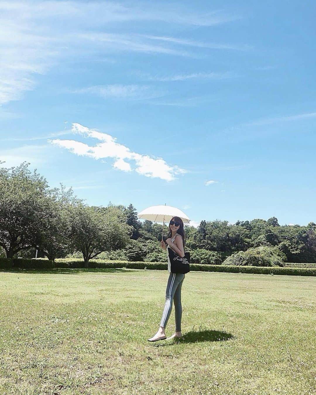 桃華絵里さんのインスタグラム写真 - (桃華絵里Instagram)「今日は 美しい青空が気持ちよすぎて 芝生の上で のんびりゴロゴロ ウトウト…🌳✨ ・ 幸せすぎて ここは天国かと思った🧚🏻‍♀️💕笑 ・ ・ #relax #sky  #お散歩 #芝生 #お昼寝」6月17日 22時40分 - _momoka828_
