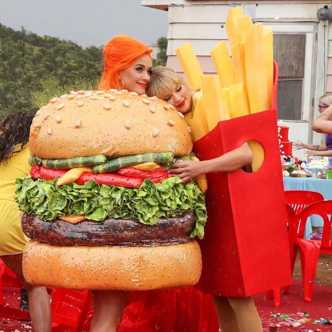 Moschinoさんのインスタグラム写真 - (MoschinoInstagram)「🥰🥰🥰 #Repost @katyperry ・・・ This meal is BEEF-free #MeatFreeMonday @taylorswift #taylorswift 🍔♥️🍟 #YNTCDmusicvideo Link in Stories #katyperry @itsjeremyscott #moschino」6月17日 22時41分 - moschino