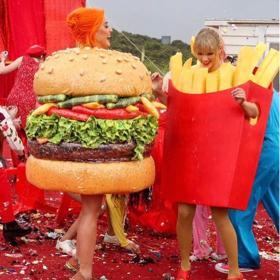 Moschinoさんのインスタグラム写真 - (MoschinoInstagram)「🥰🥰🥰 #Repost @katyperry ・・・ This meal is BEEF-free #MeatFreeMonday @taylorswift #taylorswift 🍔♥️🍟 #YNTCDmusicvideo Link in Stories #katyperry @itsjeremyscott #moschino」6月17日 22時41分 - moschino