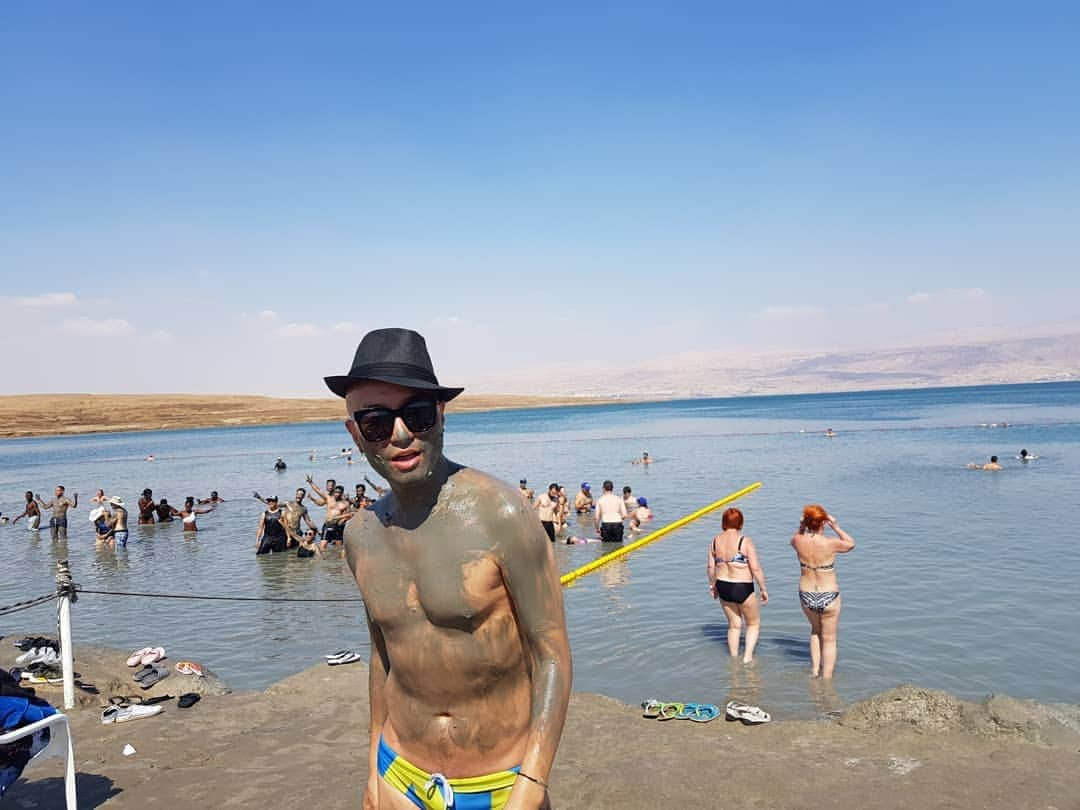 ホン・ソクチョンさんのインスタグラム写真 - (ホン・ソクチョンInstagram)「#이스라엘 #사해 #deadsea 살면서 한번은 와봐야된다는 사해를 왔다. 아름답고 신기한 경험  두번은 하기힘든 경험. 바다위에 붕붕뜨는 사진찍기 힘든게함정」6月17日 22時42分 - tonyhong1004