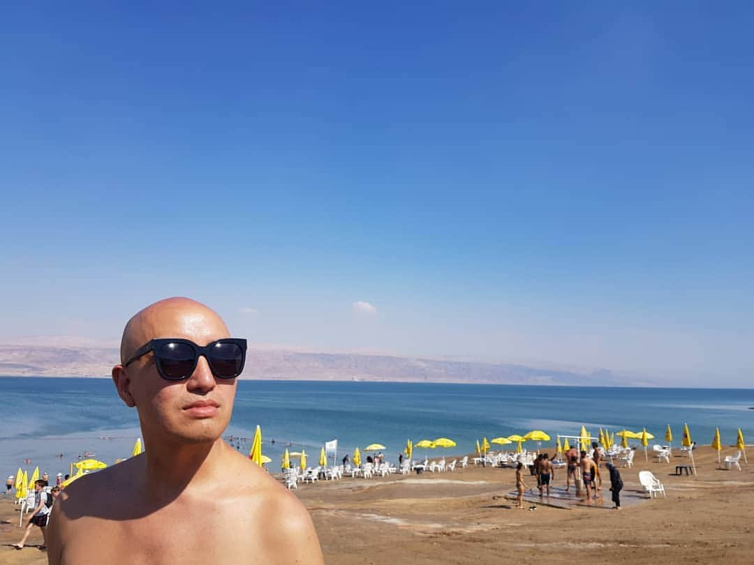 ホン・ソクチョンさんのインスタグラム写真 - (ホン・ソクチョンInstagram)「#이스라엘 #사해 #deadsea 살면서 한번은 와봐야된다는 사해를 왔다. 아름답고 신기한 경험  두번은 하기힘든 경험. 바다위에 붕붕뜨는 사진찍기 힘든게함정」6月17日 22時42分 - tonyhong1004