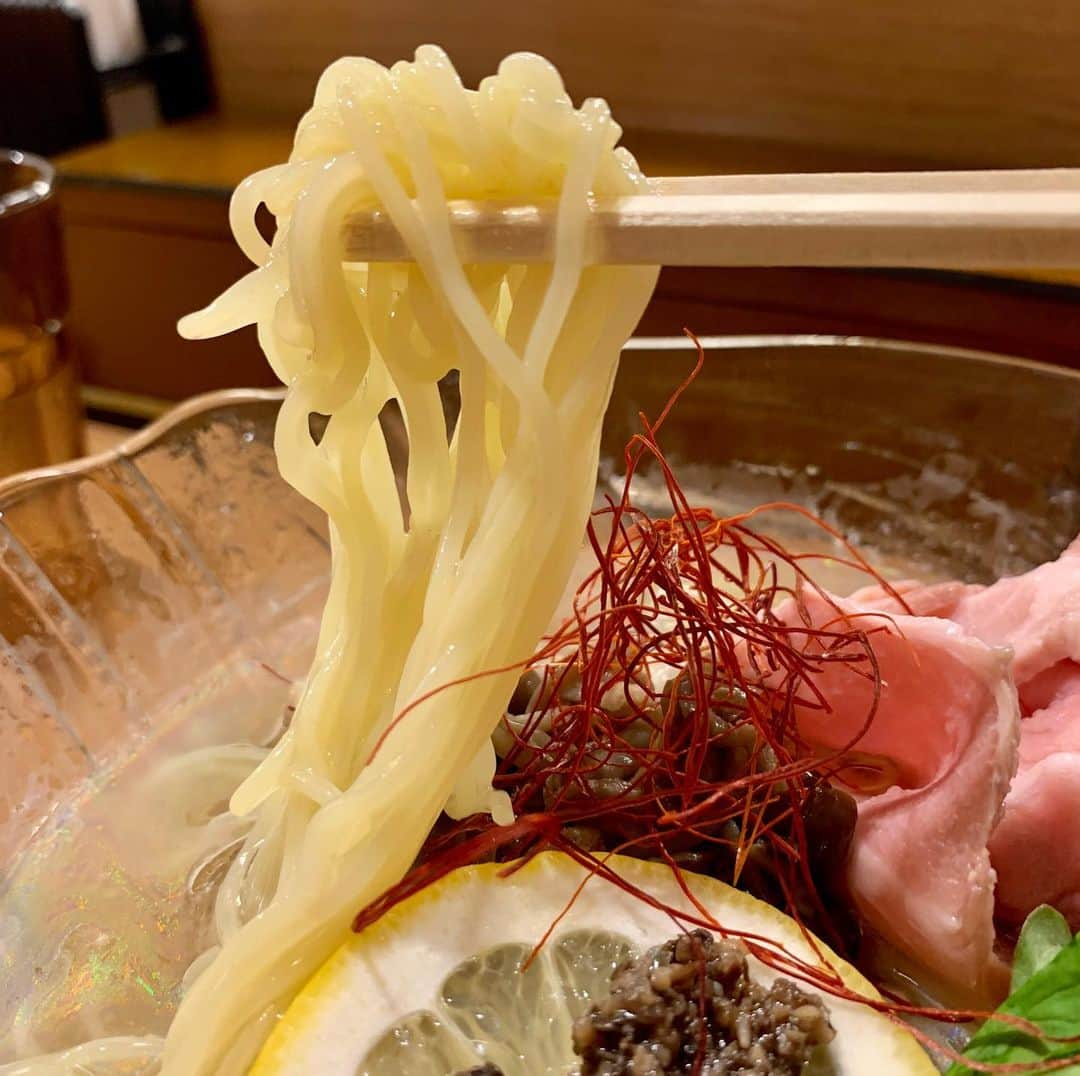 本谷亜紀さんのインスタグラム写真 - (本谷亜紀Instagram)「冷やしラーメン始まってますね❗️これは「トリュフ香る初夏の冷製麺」。少し前の限定メニュー🍜灯花の冷やし麺はいつも凄い❗️ぜひこの夏どこかのタイミングでみんなにも行ってみてほしいなぁ🤔 ㅤㅤㅤㅤㅤㅤㅤㅤㅤㅤㅤㅤㅤ そだ！明日17ライブの公式配信に出ることが決定しました！何千人もの人が見るライブ配信。。緊張する!配信ではラーメンを作ります！19時からです！これを機会にぜひ、アプリをダウンロードしてみてください😁  #灯花 #四谷三丁目ランチ #ラーメン #らーめん #拉麺 #라면#ramen#noodle  #つけ麺 #まぜそば #汁なし #麺 #麺活 #ラーメン巡り #ラーメンインスタグラマー #麺スタグラム #rameninstagramer  #travel #foodie」6月17日 22時52分 - akichi0518_ramen