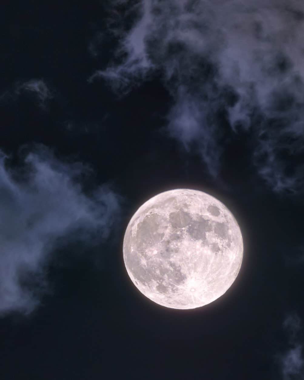 KAGAYAさんのインスタグラム写真 - (KAGAYAInstagram)「さきほど東京で撮影した十五夜の満月です。 流れる雲間に見える月が好きでずっと眺めていました。 今日もお疲れさまでした。明日もおだやかな一日になりますように。 #moon #月 #fullmoon #満月」6月17日 22時45分 - kagaya11949